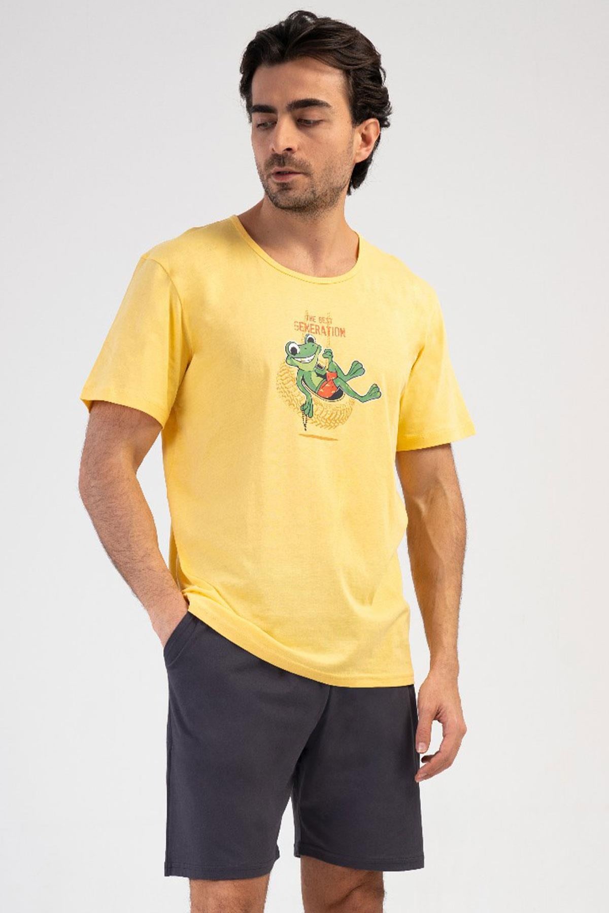 330895Erkek Kısa Kol Baskılı %100 Pamuk Sarı Şortlu Pijama Takımı C5T7N1904Pijama TakımıVienettaErkek Kısa Kol Baskılı %100 Pamuk Sarı Şortlu Pijama Takımı C5T7N1904