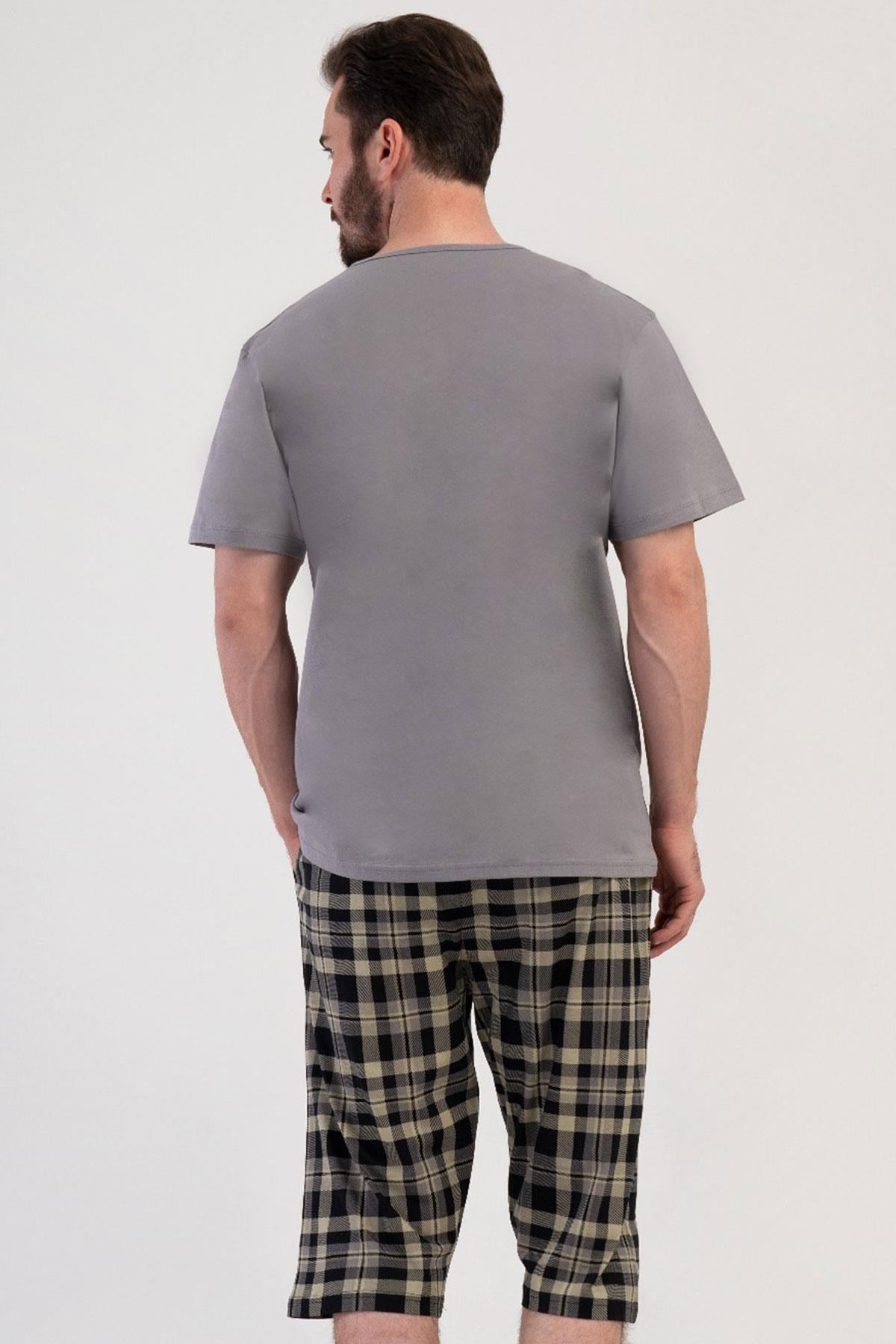 330903Erkek Kısa Kol Gri Ekose Kapri %100 Pamuk Rahat Kalıp Pijama Takımı C0T8N1804Pijama TakımıVienettaErkek Kısa Kol Gri Ekose Kapri %100 Pamuk Rahat Kalıp Pijama Takımı C0T8N1804
