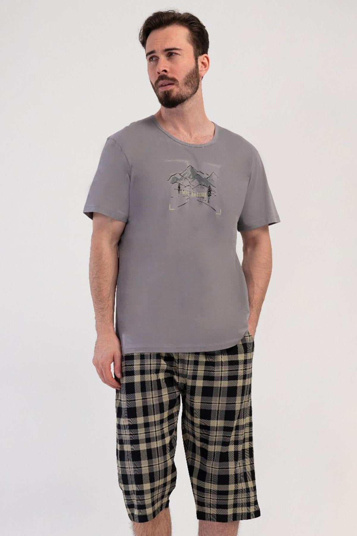 330903Erkek Kısa Kol Gri Ekose Kapri %100 Pamuk Rahat Kalıp Pijama Takımı C0T8N1804Pijama TakımıVienettaErkek Kısa Kol Gri Ekose Kapri %100 Pamuk Rahat Kalıp Pijama Takımı C0T8N1804