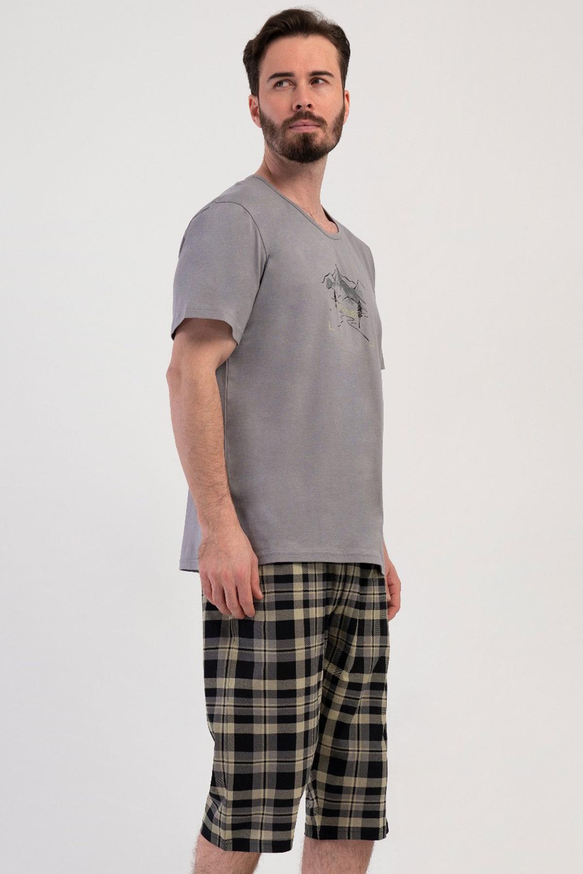 330903Erkek Kısa Kol Gri Ekose Kapri %100 Pamuk Rahat Kalıp Pijama Takımı C0T8N1804Pijama TakımıVienettaErkek Kısa Kol Gri Ekose Kapri %100 Pamuk Rahat Kalıp Pijama Takımı C0T8N1804