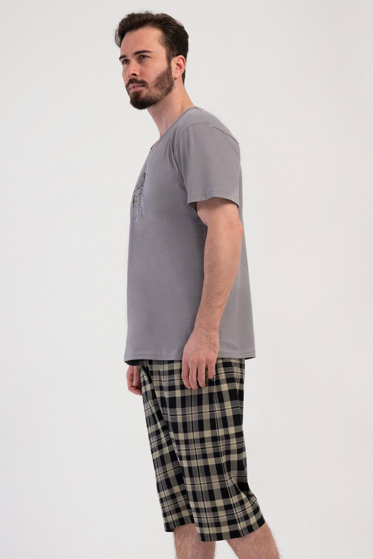 330903Erkek Kısa Kol Gri Ekose Kapri %100 Pamuk Rahat Kalıp Pijama Takımı C0T8N1804Pijama TakımıVienettaErkek Kısa Kol Gri Ekose Kapri %100 Pamuk Rahat Kalıp Pijama Takımı C0T8N1804