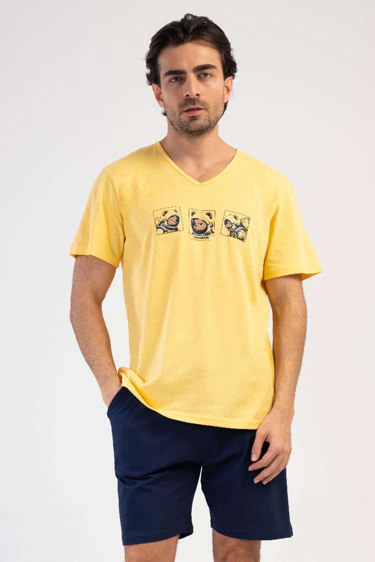 330897Erkek V Yaka Baskılı Sarı Kısa Kol Şortlu %100 Pamuk Pijama Takımı C6T7N1904Pijama TakımıVienettaErkek V Yaka Baskılı Sarı Kısa Kol Şortlu %100 Pamuk Pijama Takımı C6T7N1904