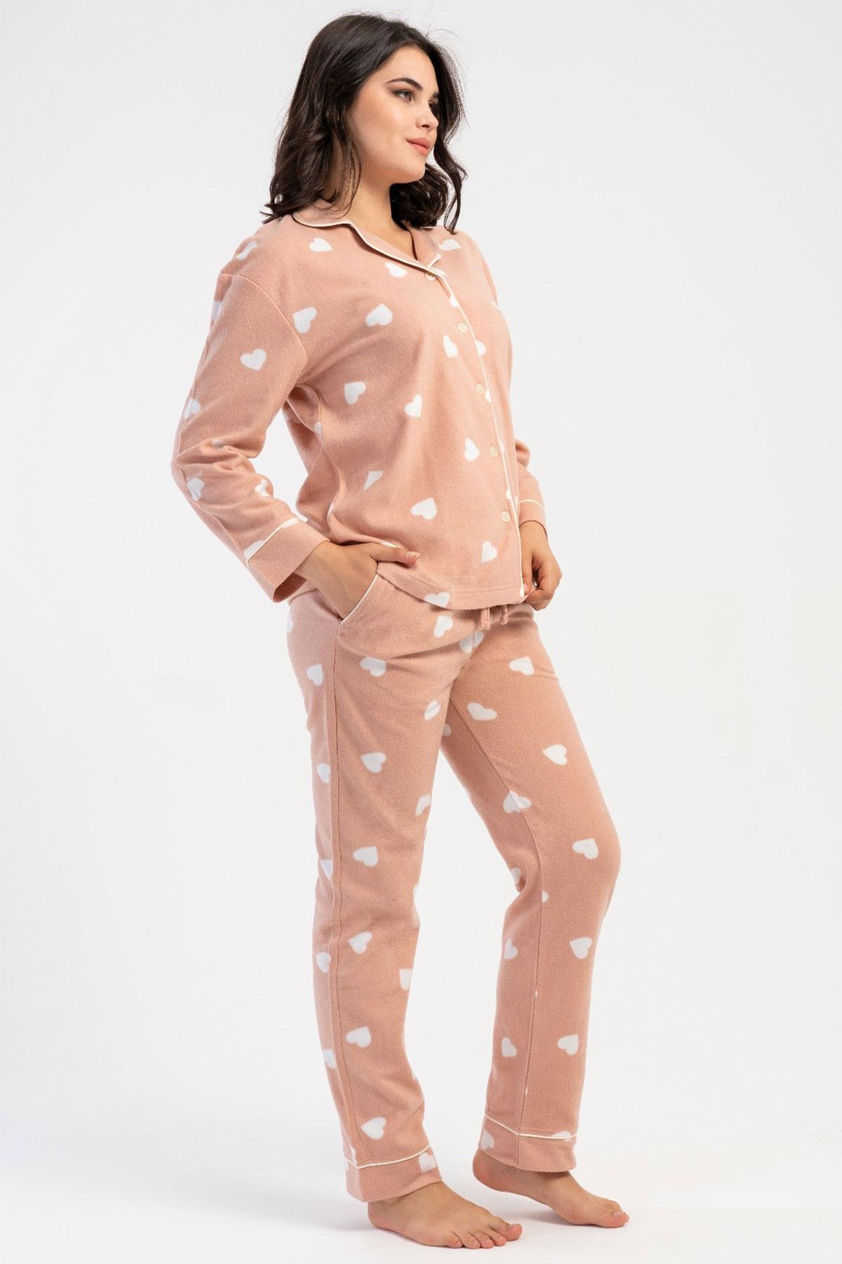 330241Kadın Polar Pijama Takımı Uzun Kol Önden Düğmeli Kalp Desenli Pembe Renk C0T5N8161Uzun Kol PijamaVienettaKadın Polar Pijama Takımı Uzun Kol Önden Düğmeli Kalp Desenli Pembe Renk C0T5N8161