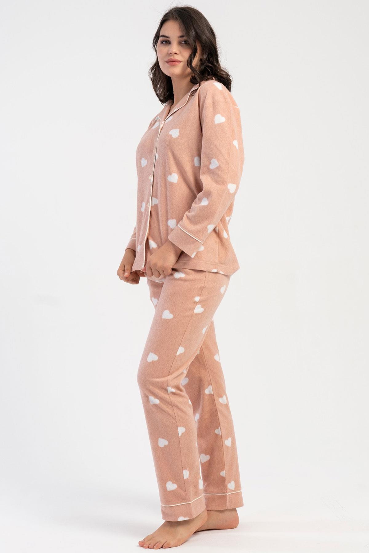 330241Kadın Polar Pijama Takımı Uzun Kol Önden Düğmeli Kalp Desenli Pembe Renk C0T5N8161Uzun Kol PijamaVienettaKadın Polar Pijama Takımı Uzun Kol Önden Düğmeli Kalp Desenli Pembe Renk C0T5N8161