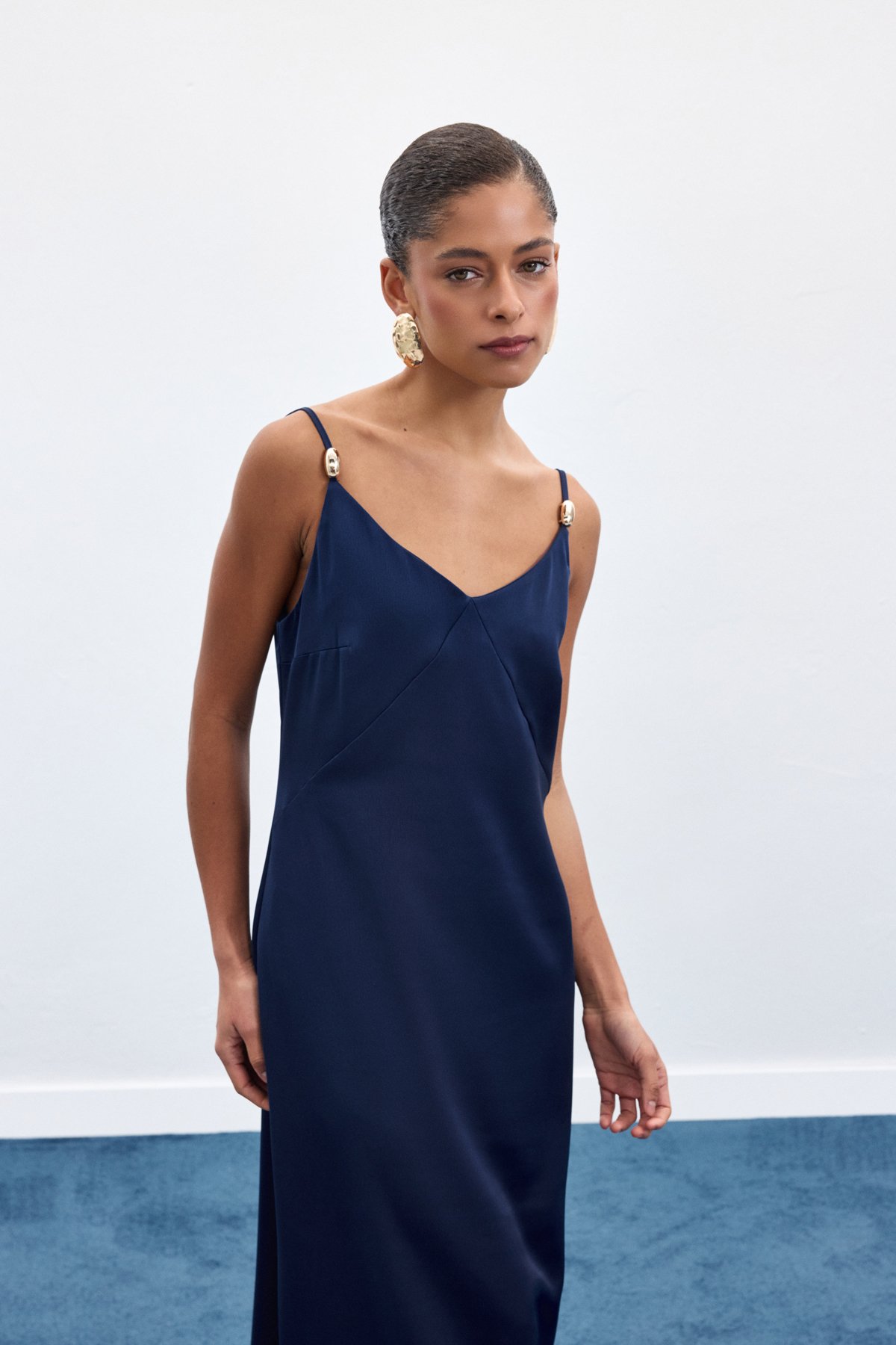 Aksesuar Detaylı Askılı Saten Elbise - Lacivert