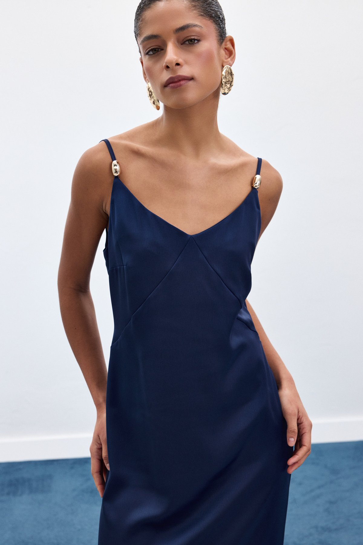 Aksesuar Detaylı Askılı Saten Elbise - Lacivert