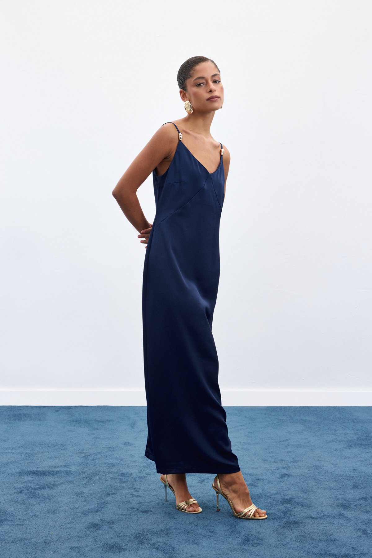 Aksesuar Detaylı Askılı Saten Elbise - Lacivert