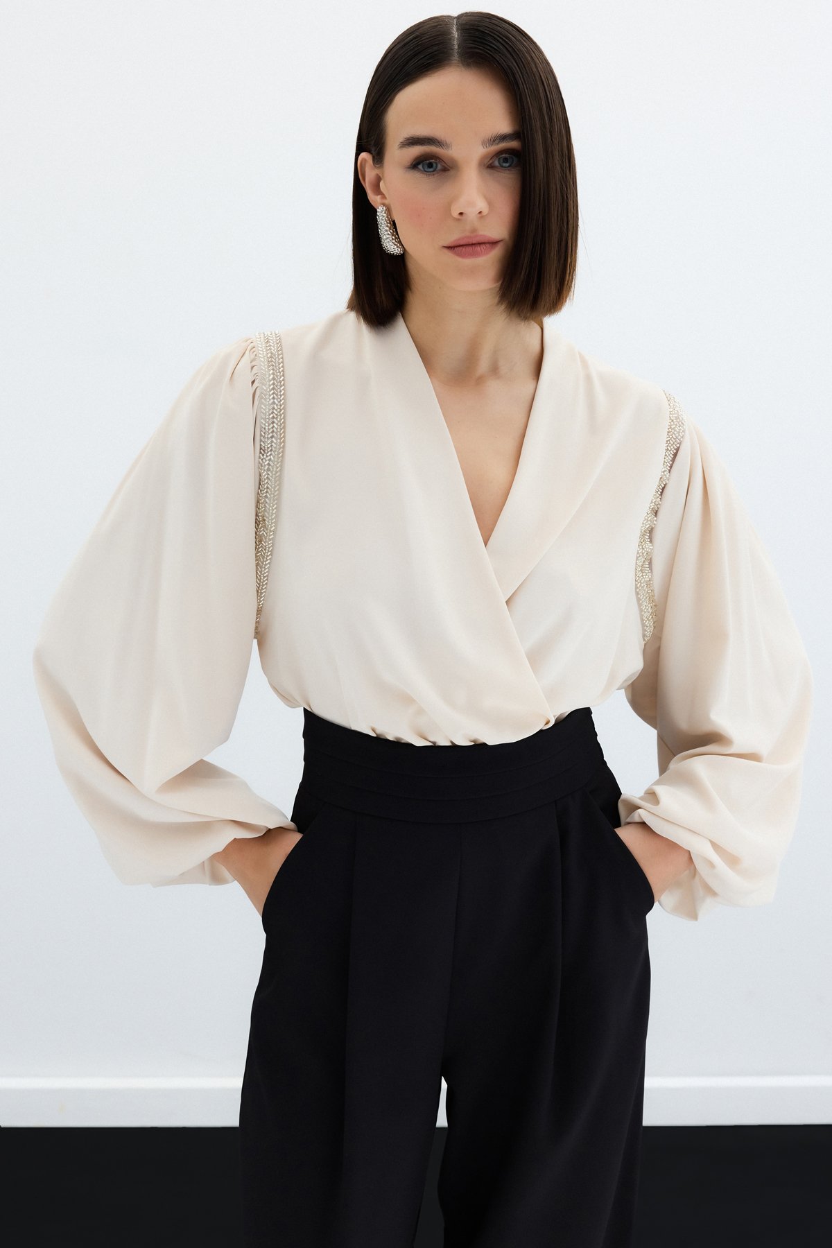 Aksesuar Detaylı Bodysuit Bluz - Bej