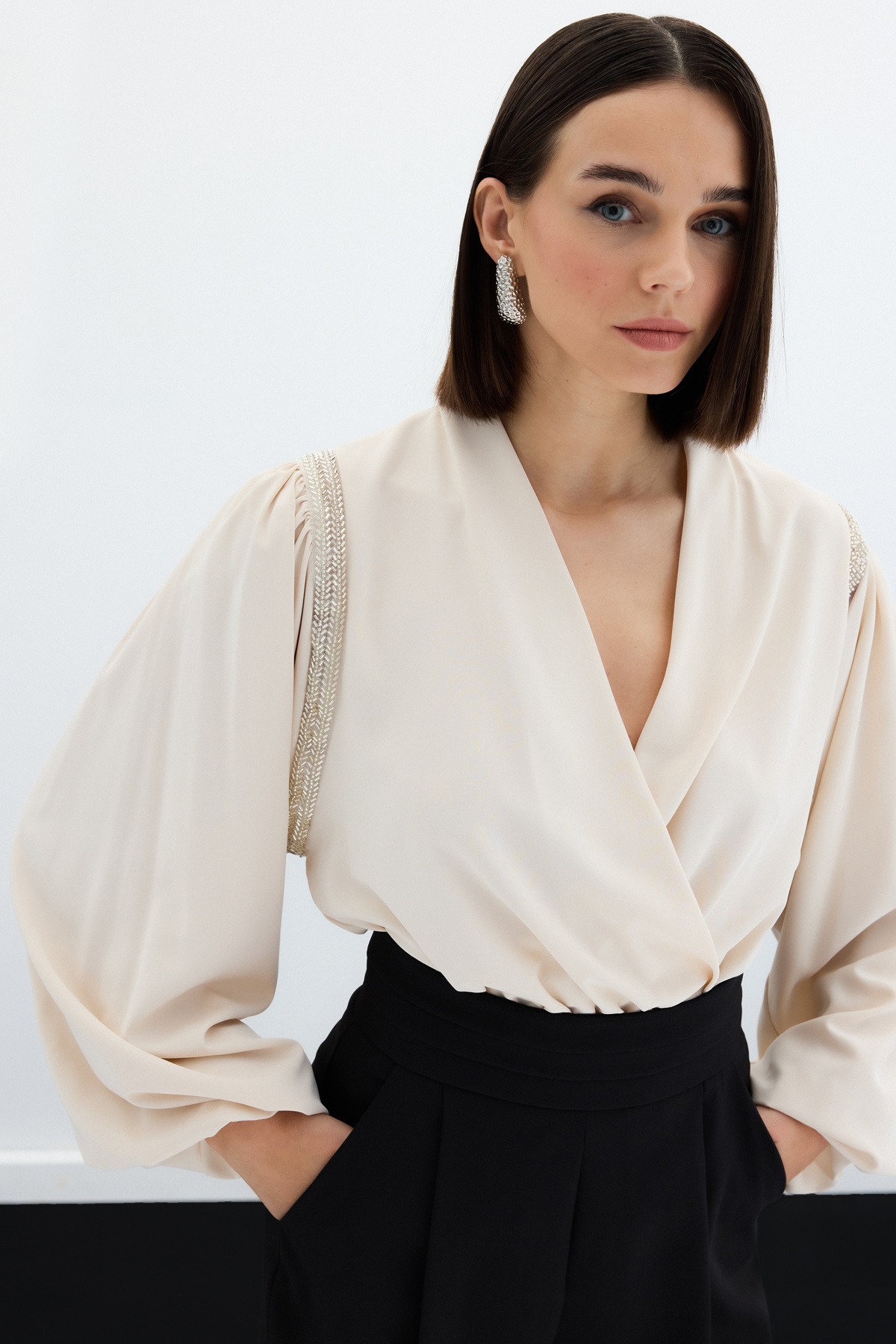 Aksesuar Detaylı Bodysuit Bluz - Bej