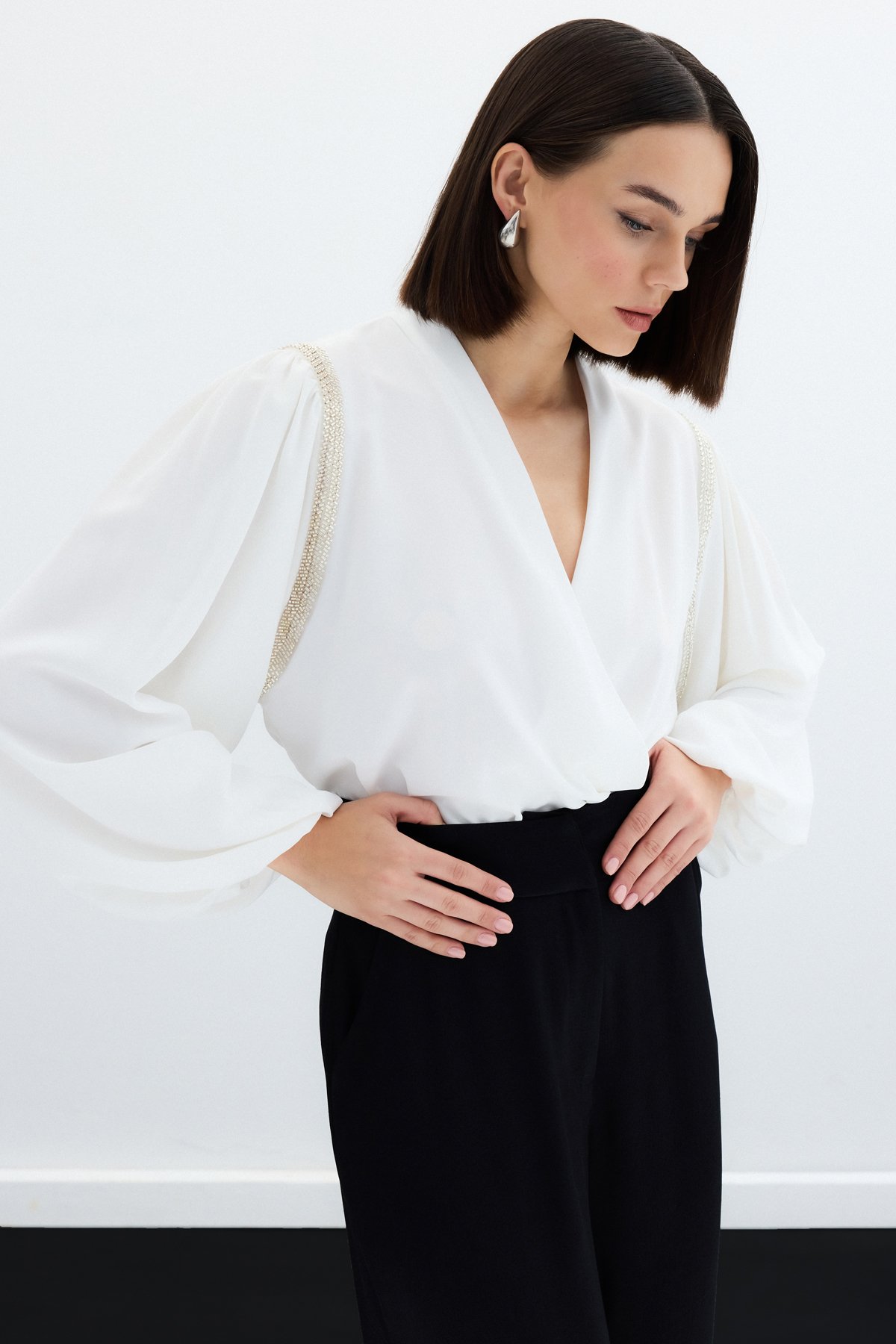 Aksesuar Detaylı Bodysuit Bluz - Ekru