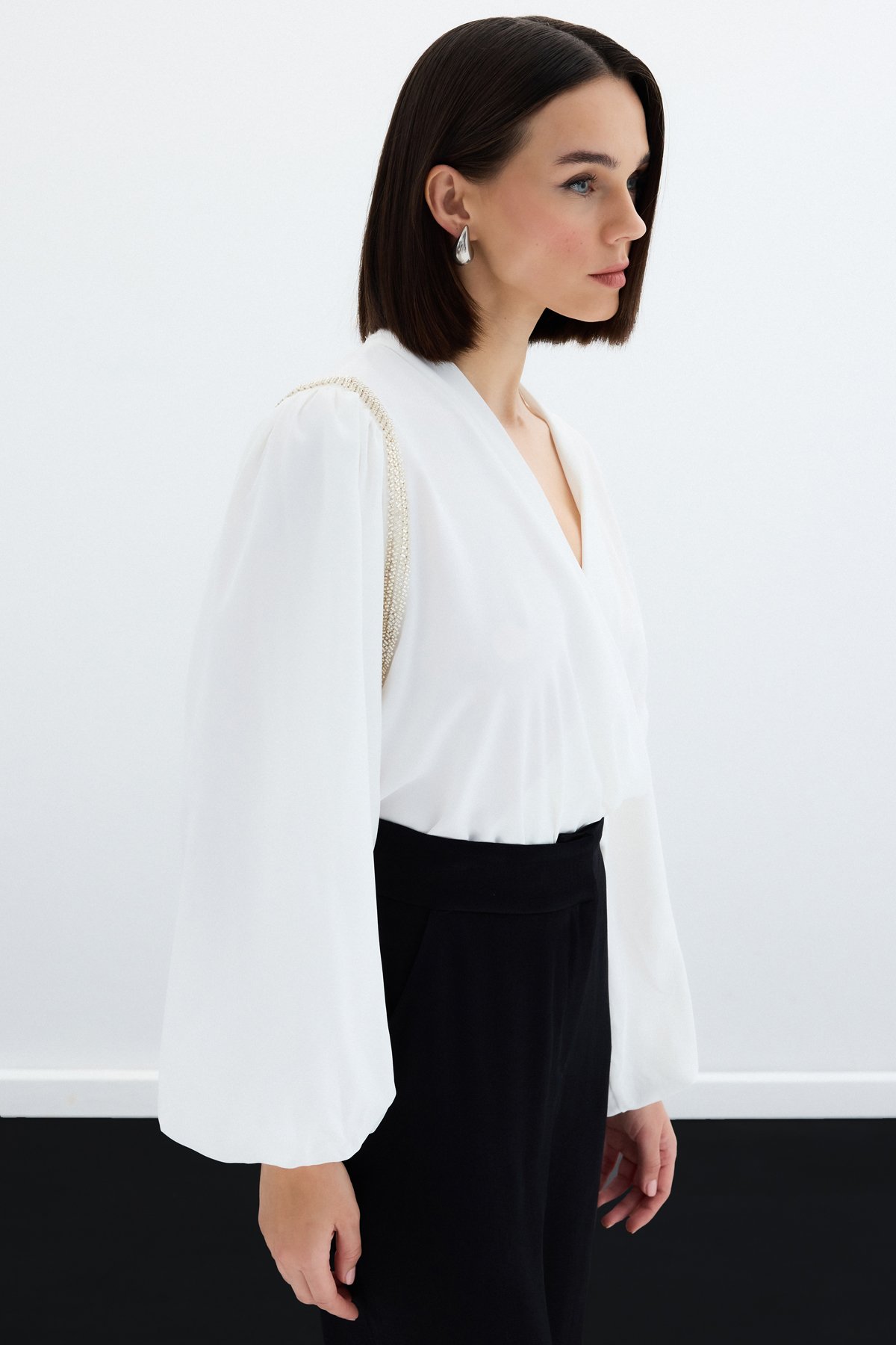 Aksesuar Detaylı Bodysuit Bluz - Ekru