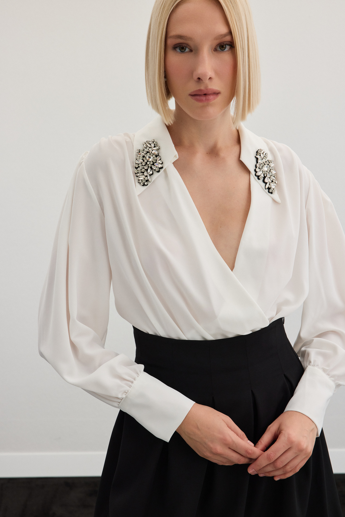 Aksesuar Detaylı Bodysuit Bluz - Ekru