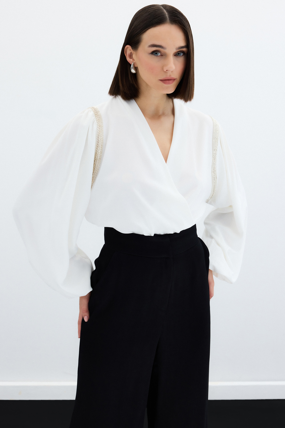 Aksesuar Detaylı Bodysuit Bluz - Ekru