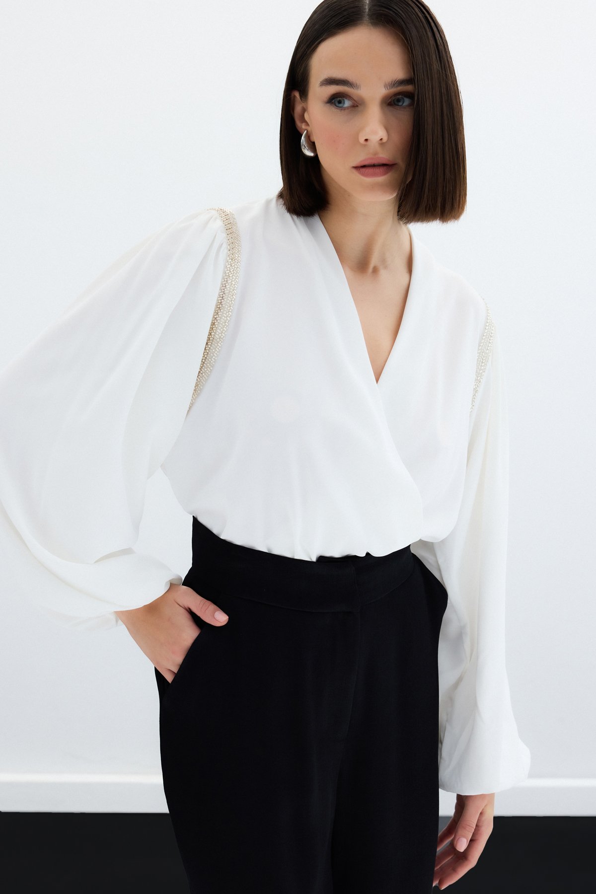 Aksesuar Detaylı Bodysuit Bluz - Ekru