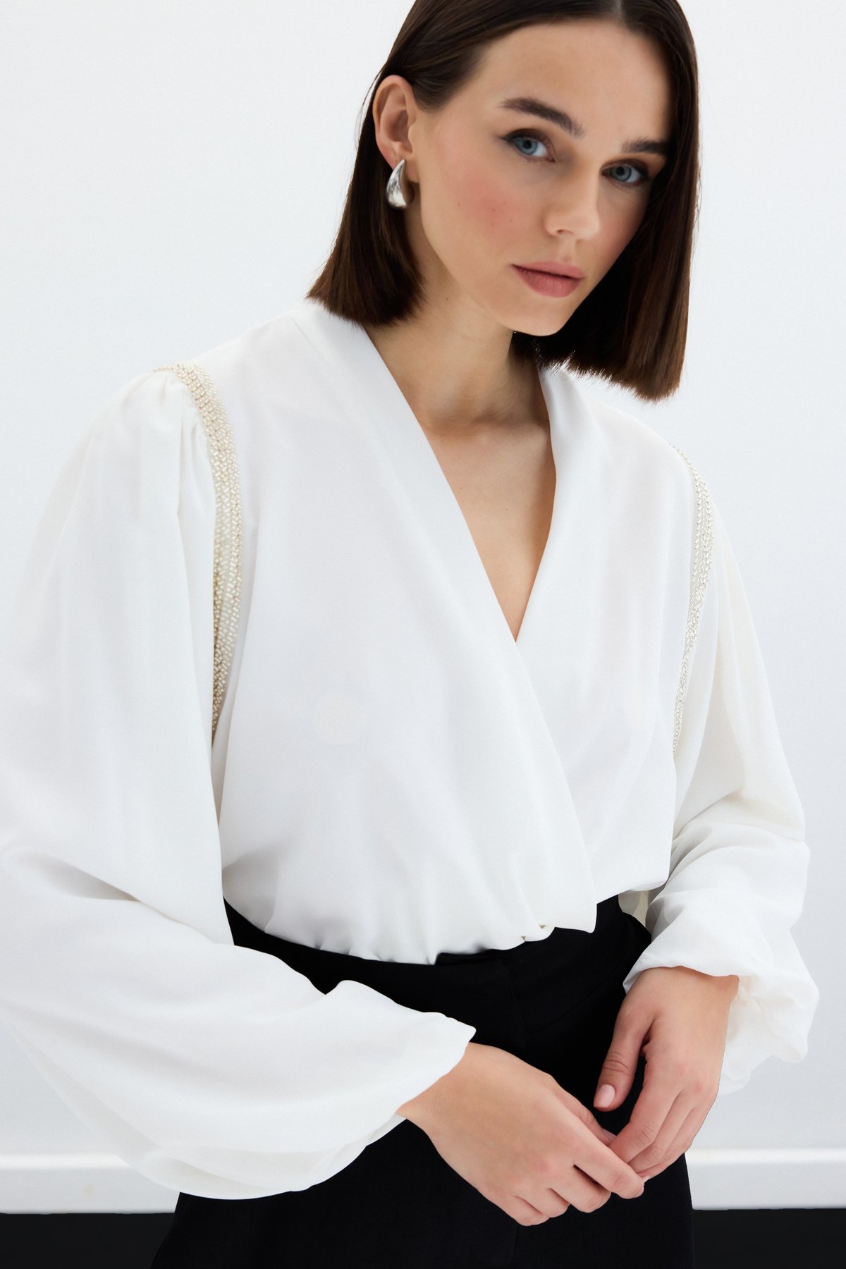 Aksesuar Detaylı Bodysuit Bluz - Ekru