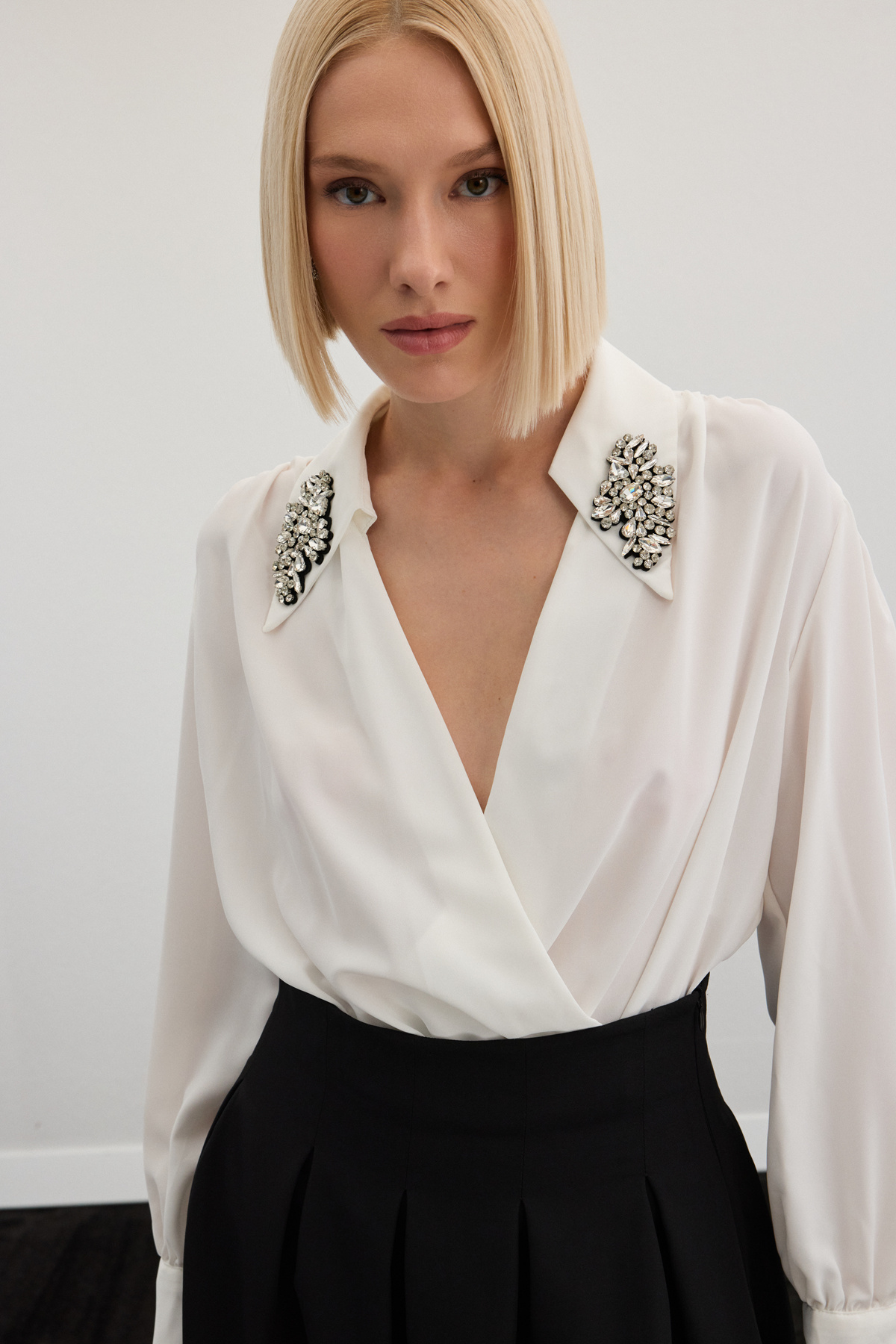 Aksesuar Detaylı Bodysuit Bluz - Ekru