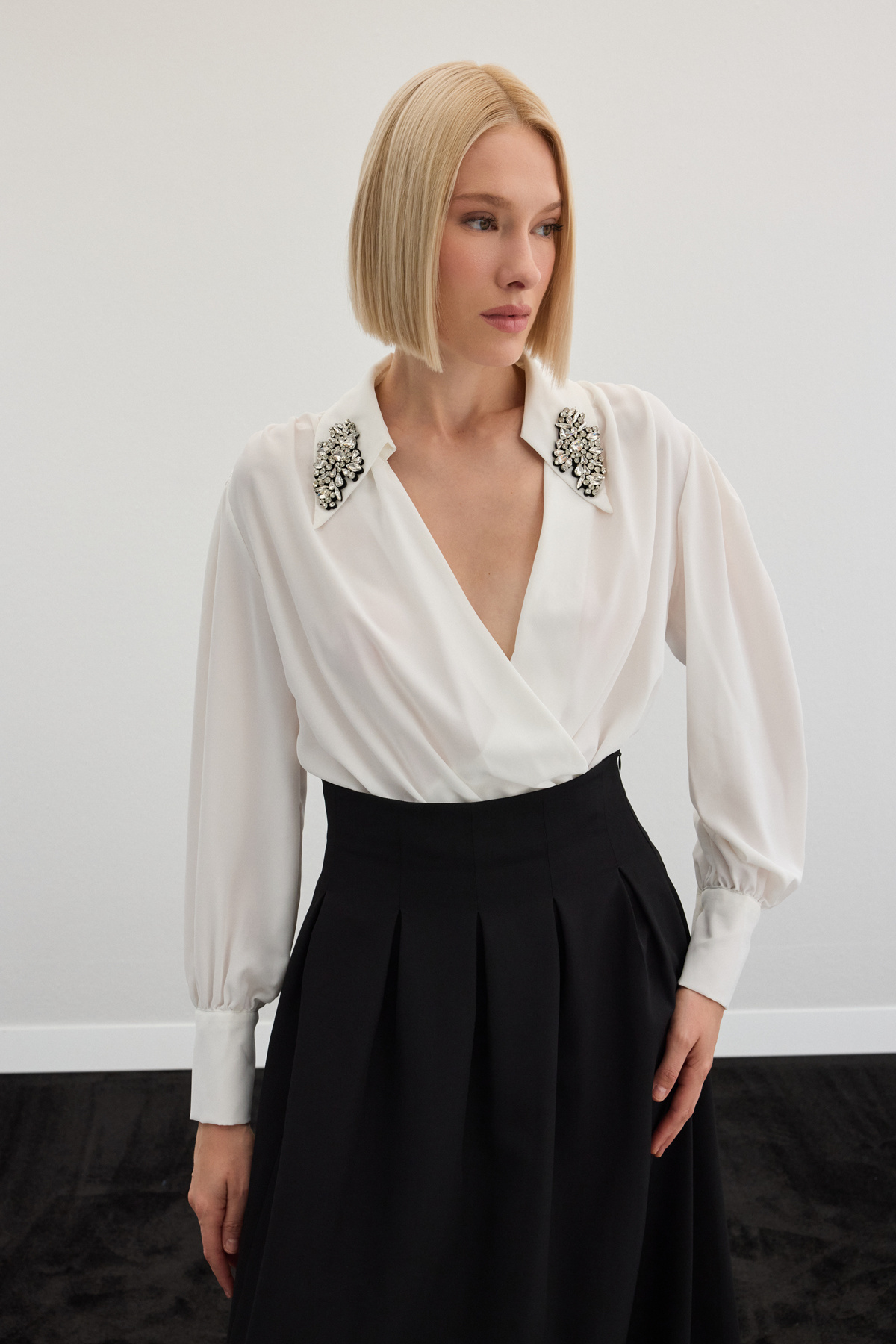 Aksesuar Detaylı Bodysuit Bluz - Ekru