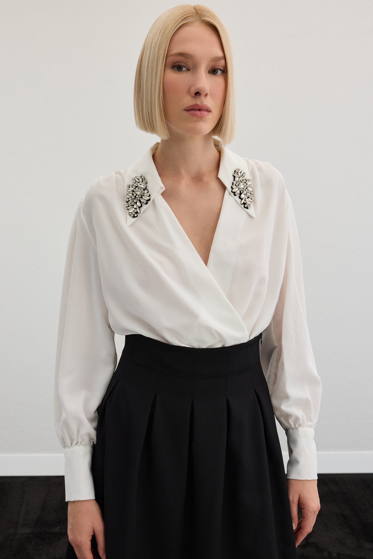 Aksesuar Detaylı Bodysuit Bluz - Ekru