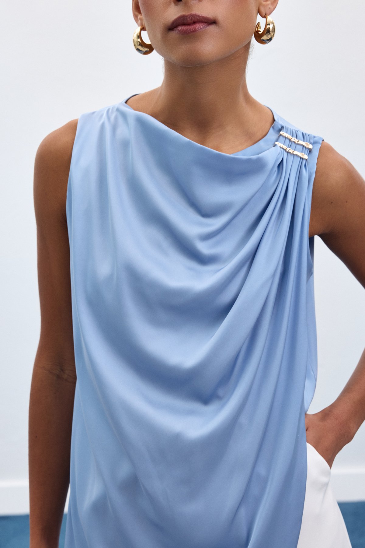 Aksesuar Detaylı Kolsuz Bluz - Bebe Mavi