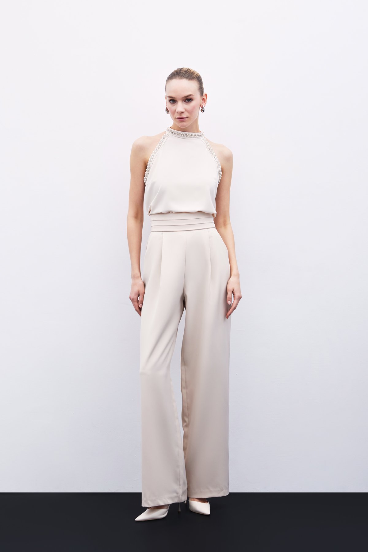 Aksesuar Detaylı Kolsuz Bluz - Bej