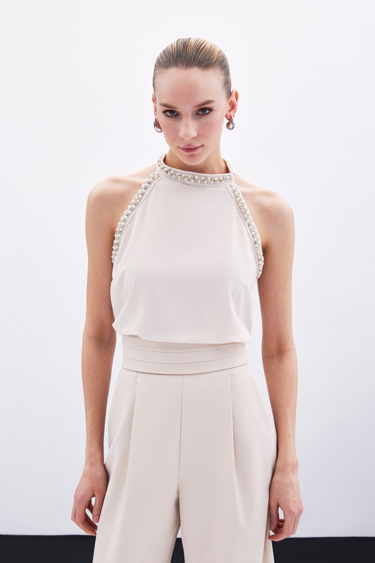 Aksesuar Detaylı Kolsuz Bluz - Bej