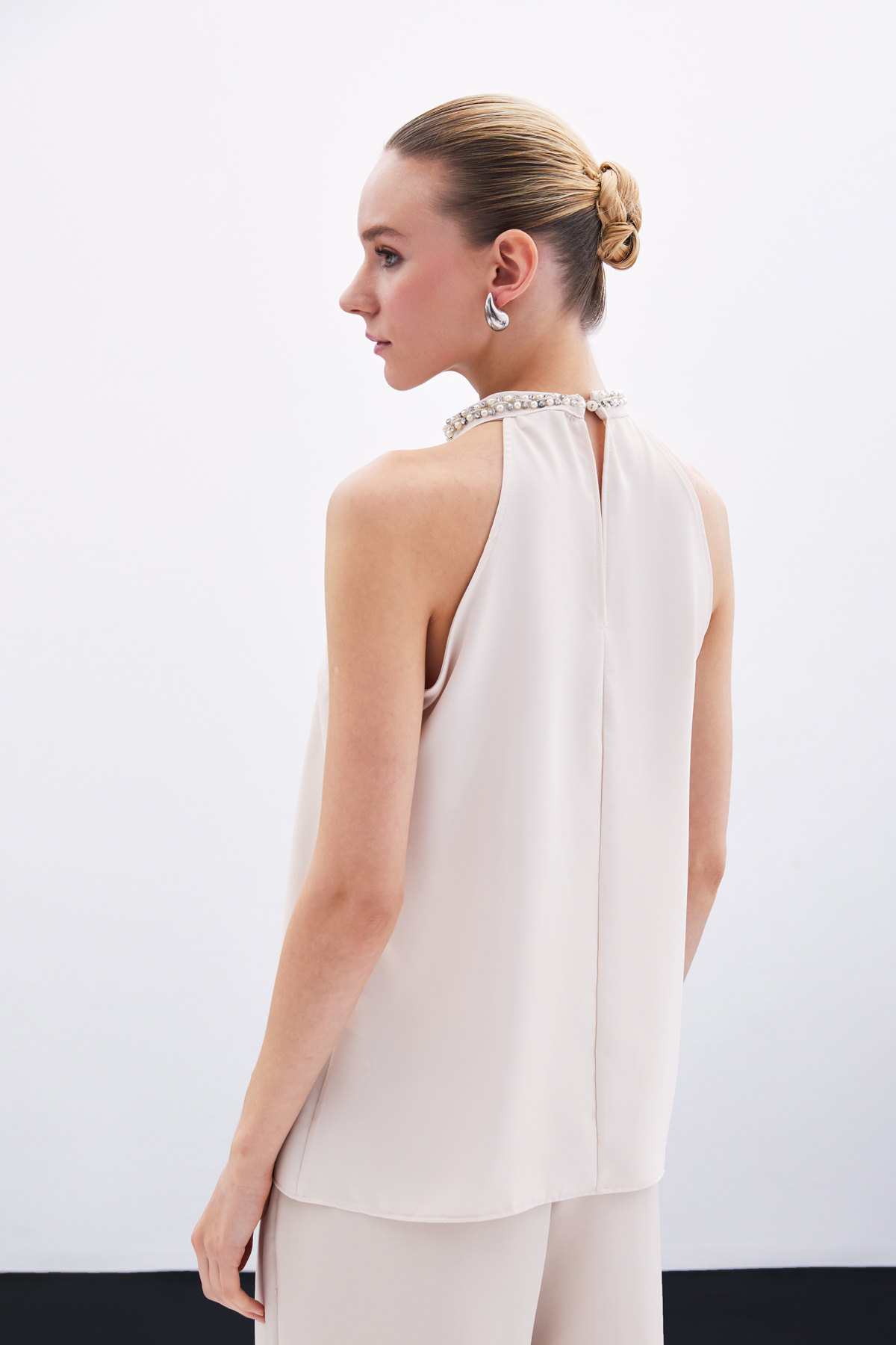 Aksesuar Detaylı Kolsuz Bluz - Bej