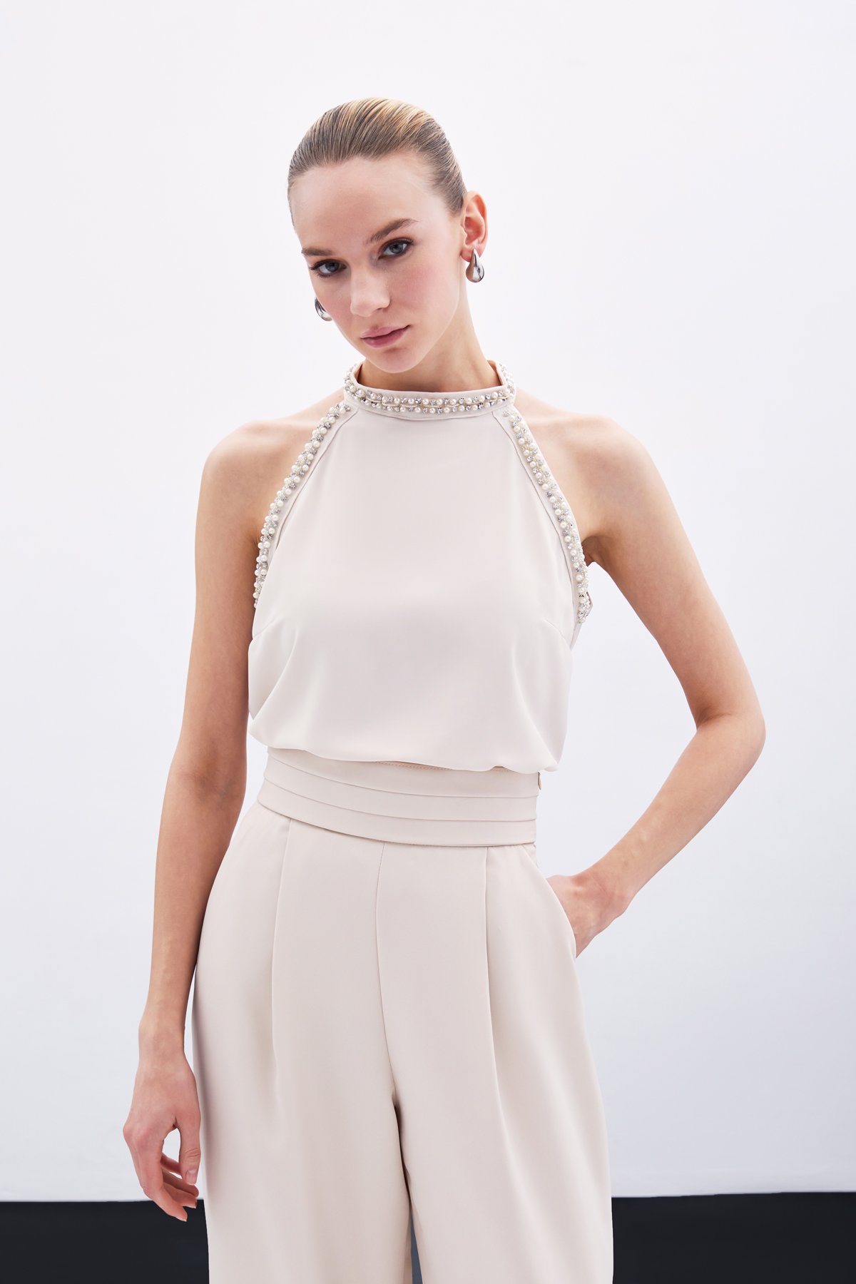 Aksesuar Detaylı Kolsuz Bluz - Bej