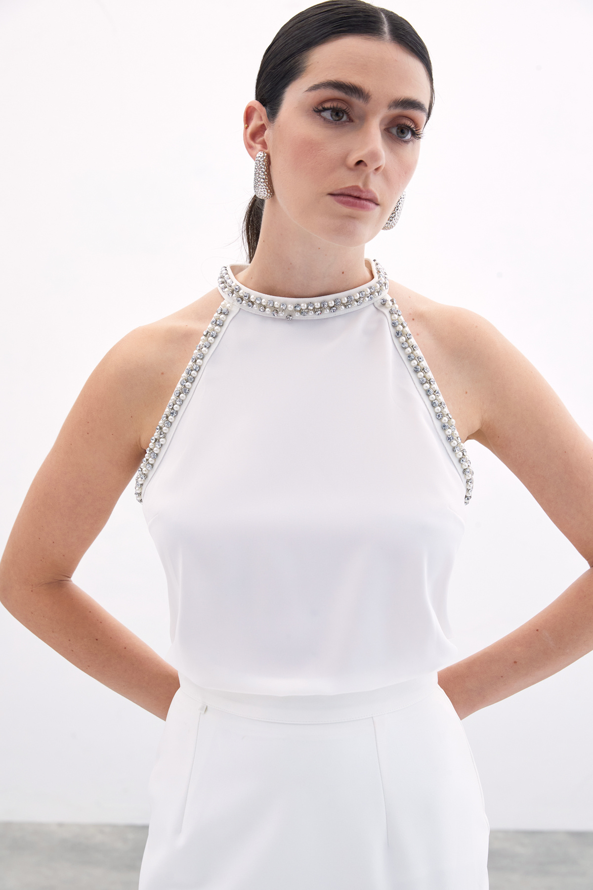 Aksesuar Detaylı Kolsuz Bluz - Ekru