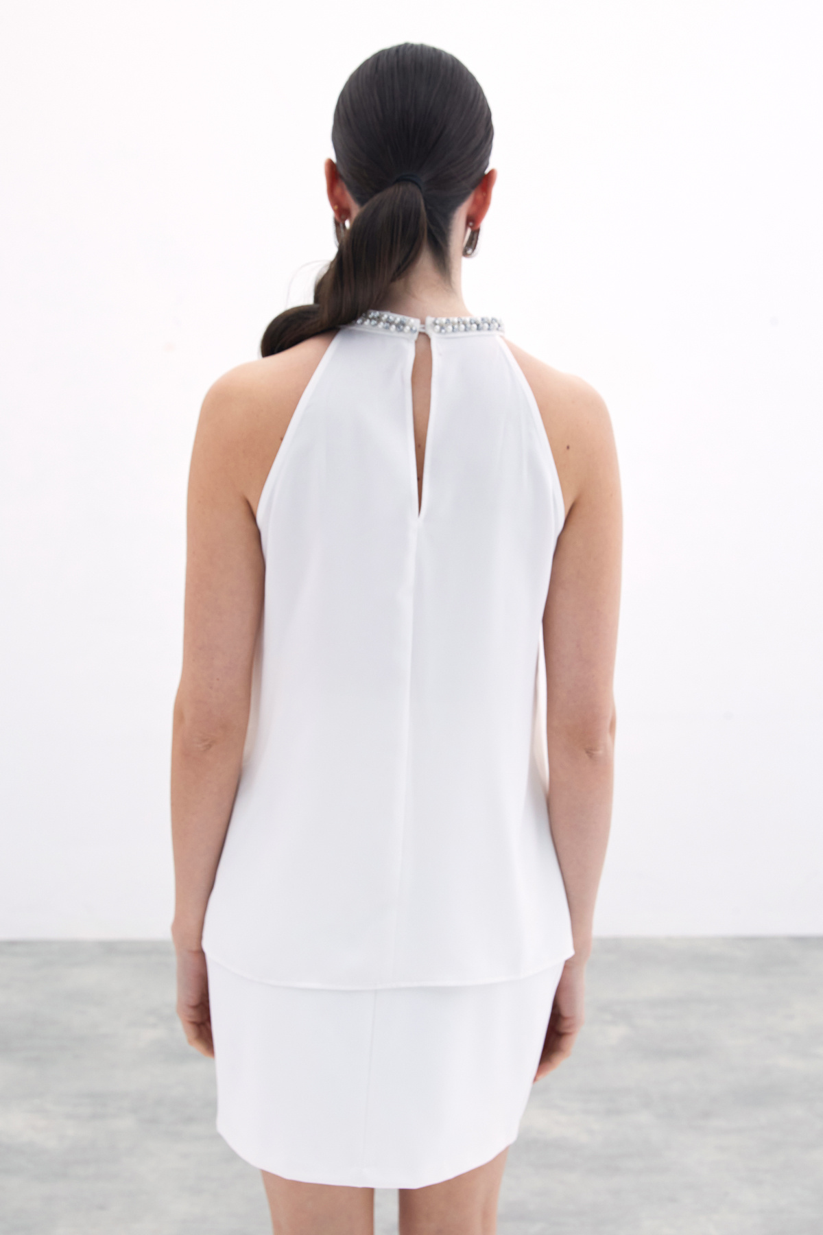 Aksesuar Detaylı Kolsuz Bluz - Ekru