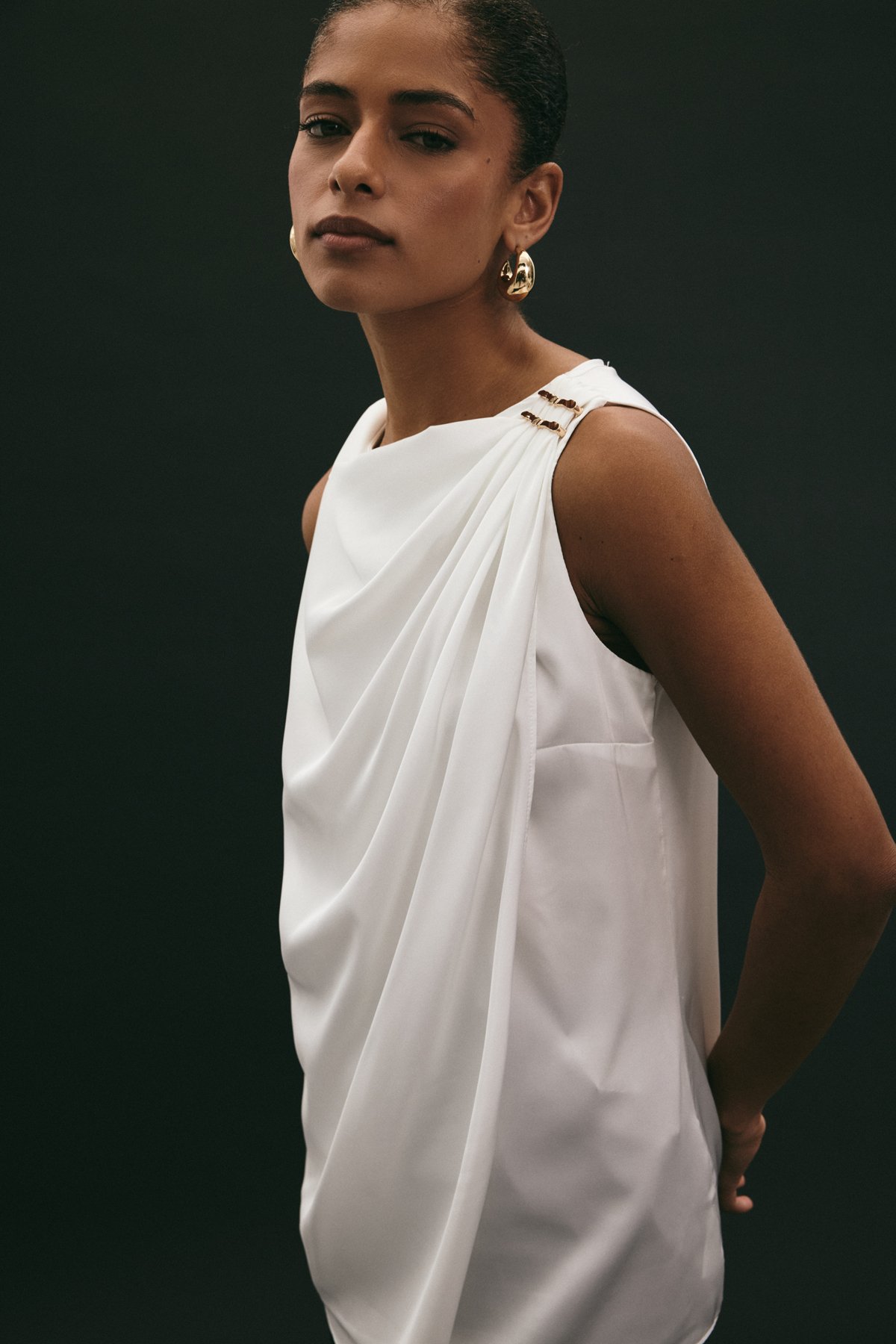 Aksesuar Detaylı Kolsuz Bluz - Ekru