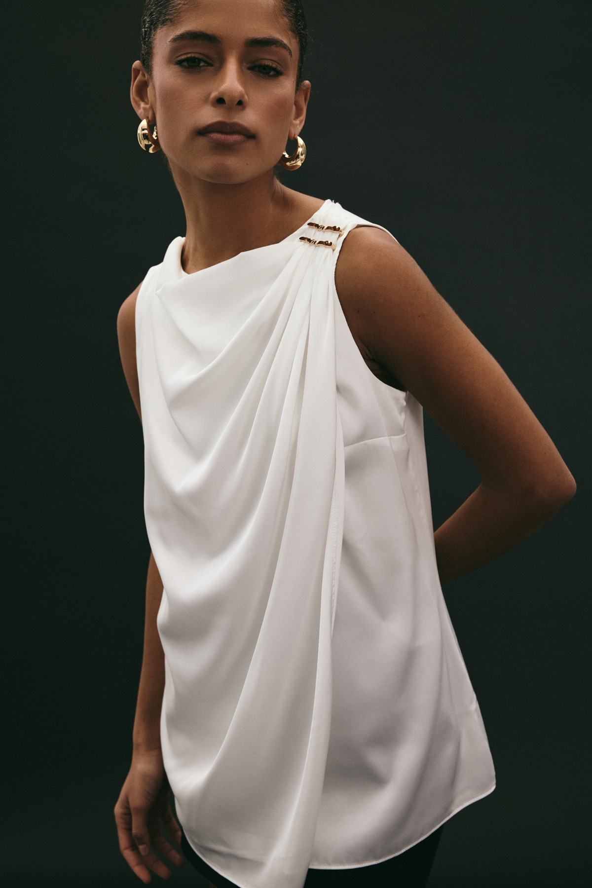 Aksesuar Detaylı Kolsuz Bluz - Ekru