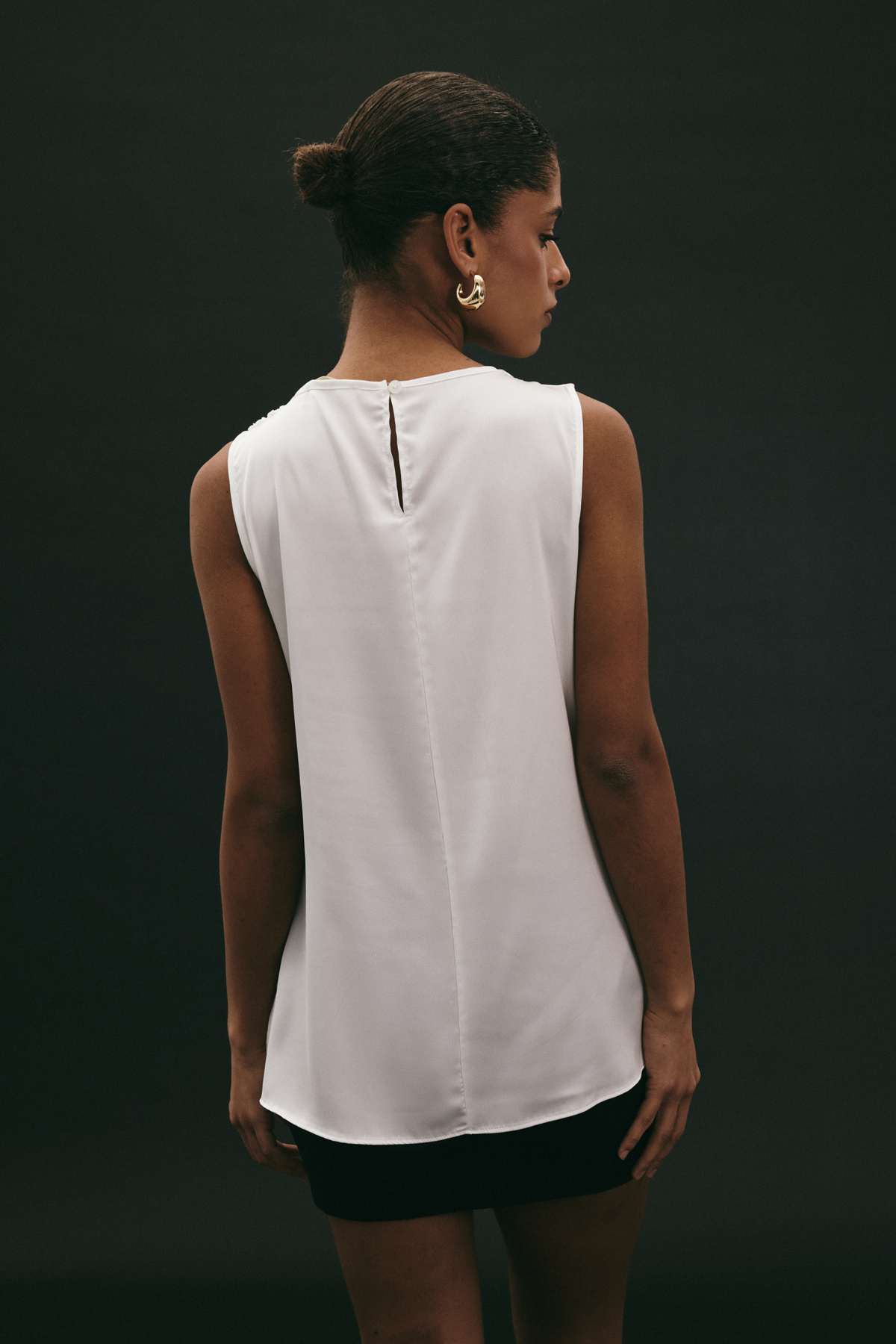 Aksesuar Detaylı Kolsuz Bluz - Ekru