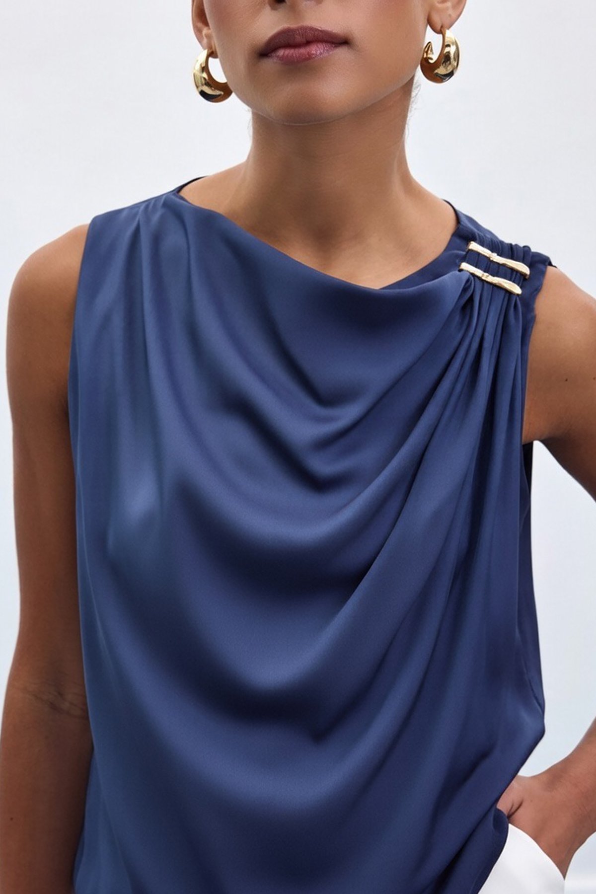 Aksesuar Detaylı Kolsuz Bluz - Lacivert