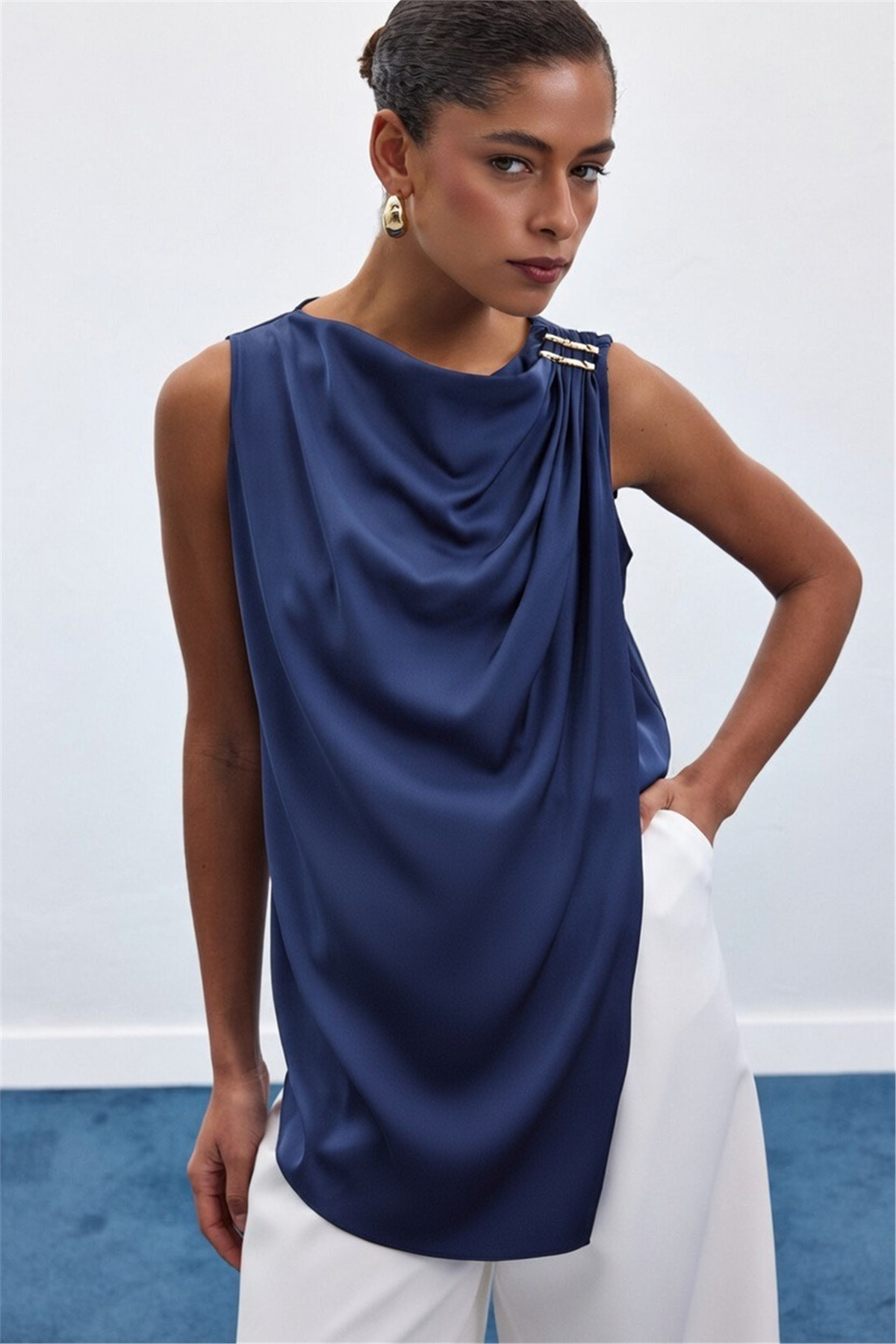 Aksesuar Detaylı Kolsuz Bluz - Lacivert