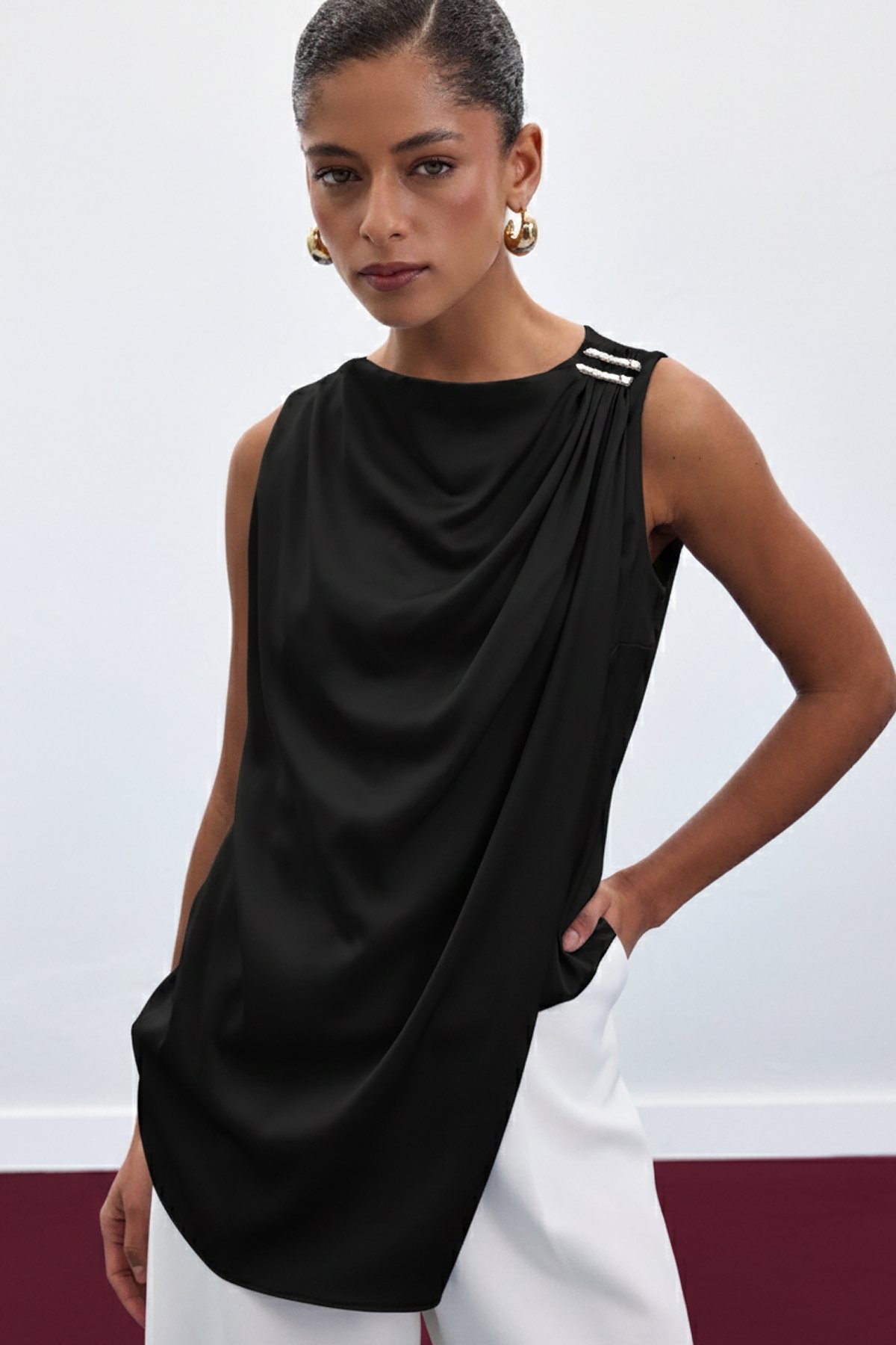 Aksesuar Detaylı Kolsuz Bluz - Siyah