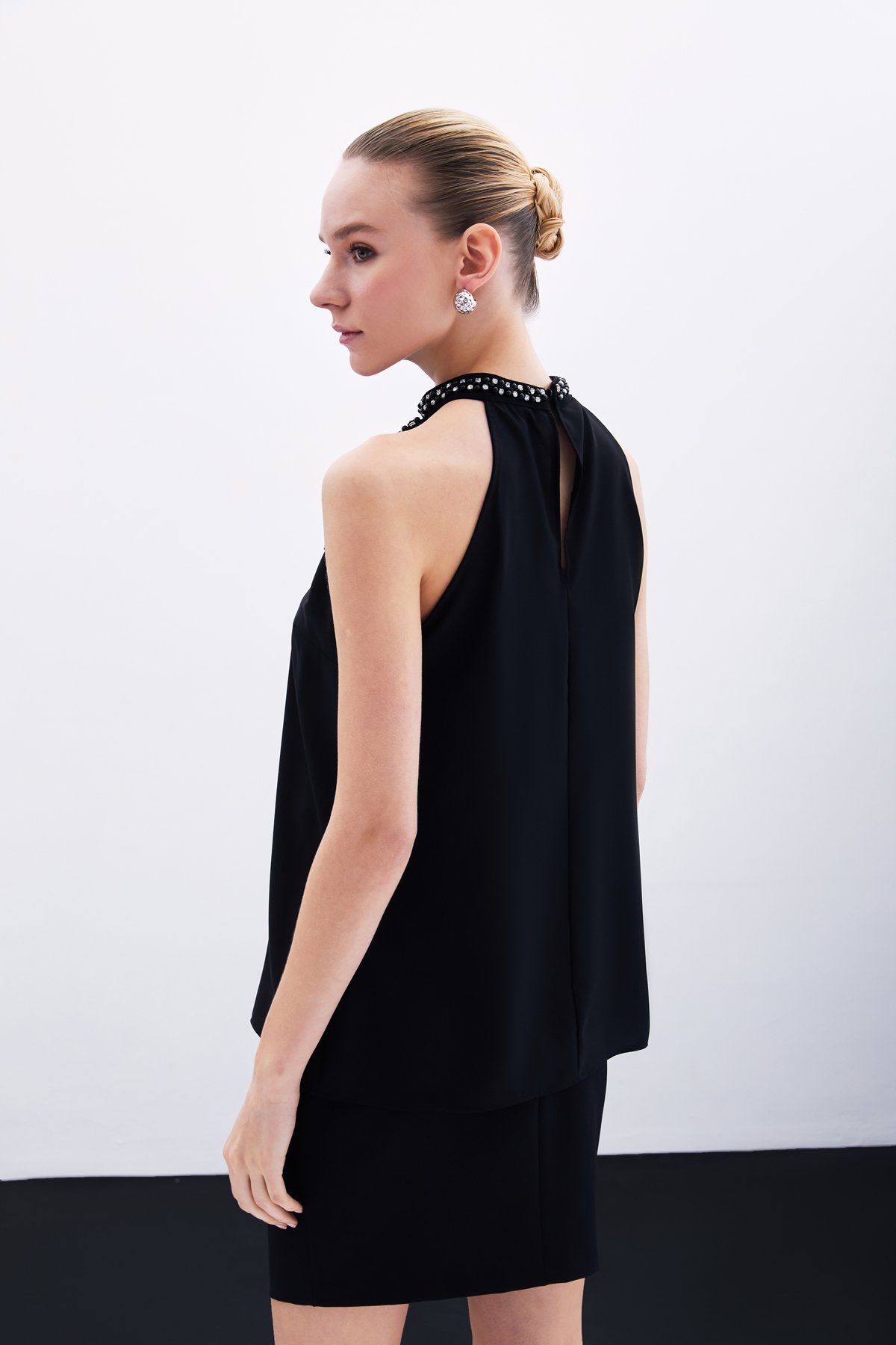 Aksesuar Detaylı Kolsuz Bluz - Siyah