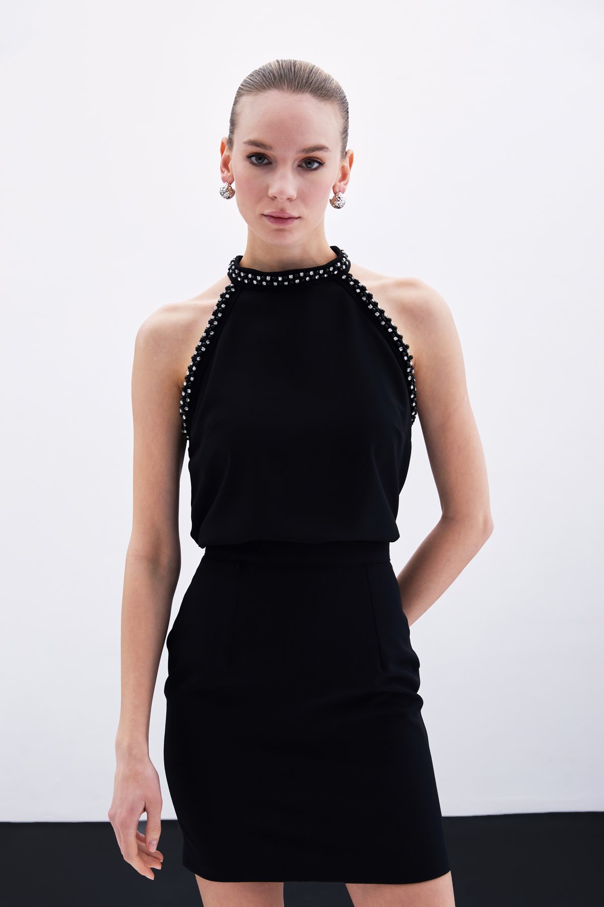 Aksesuar Detaylı Kolsuz Bluz - Siyah