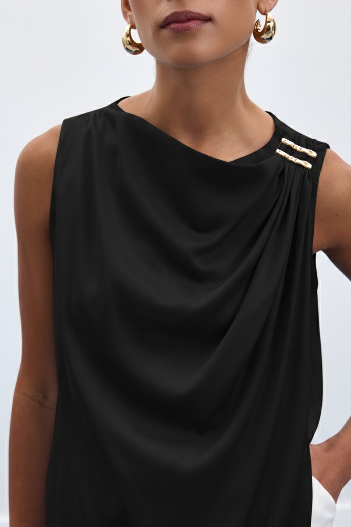 Aksesuar Detaylı Kolsuz Bluz - Siyah