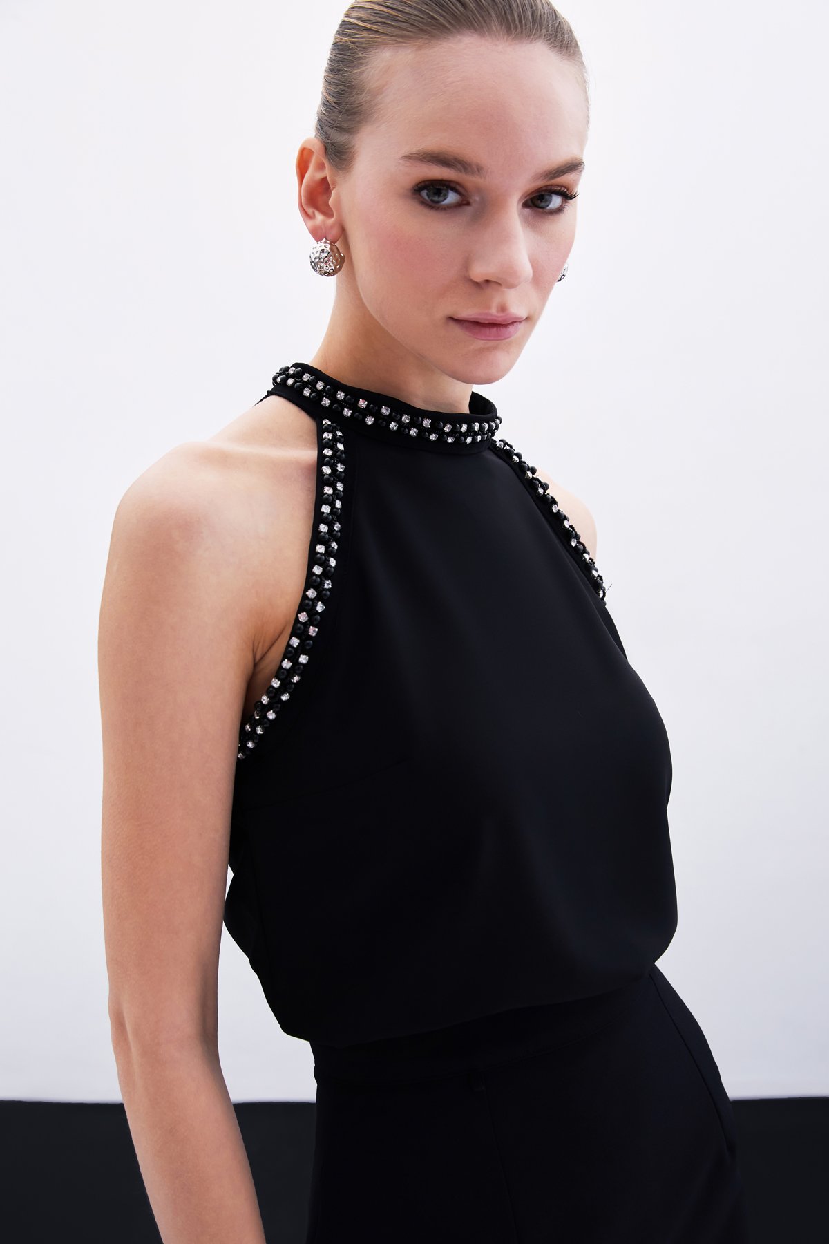 Aksesuar Detaylı Kolsuz Bluz - Siyah