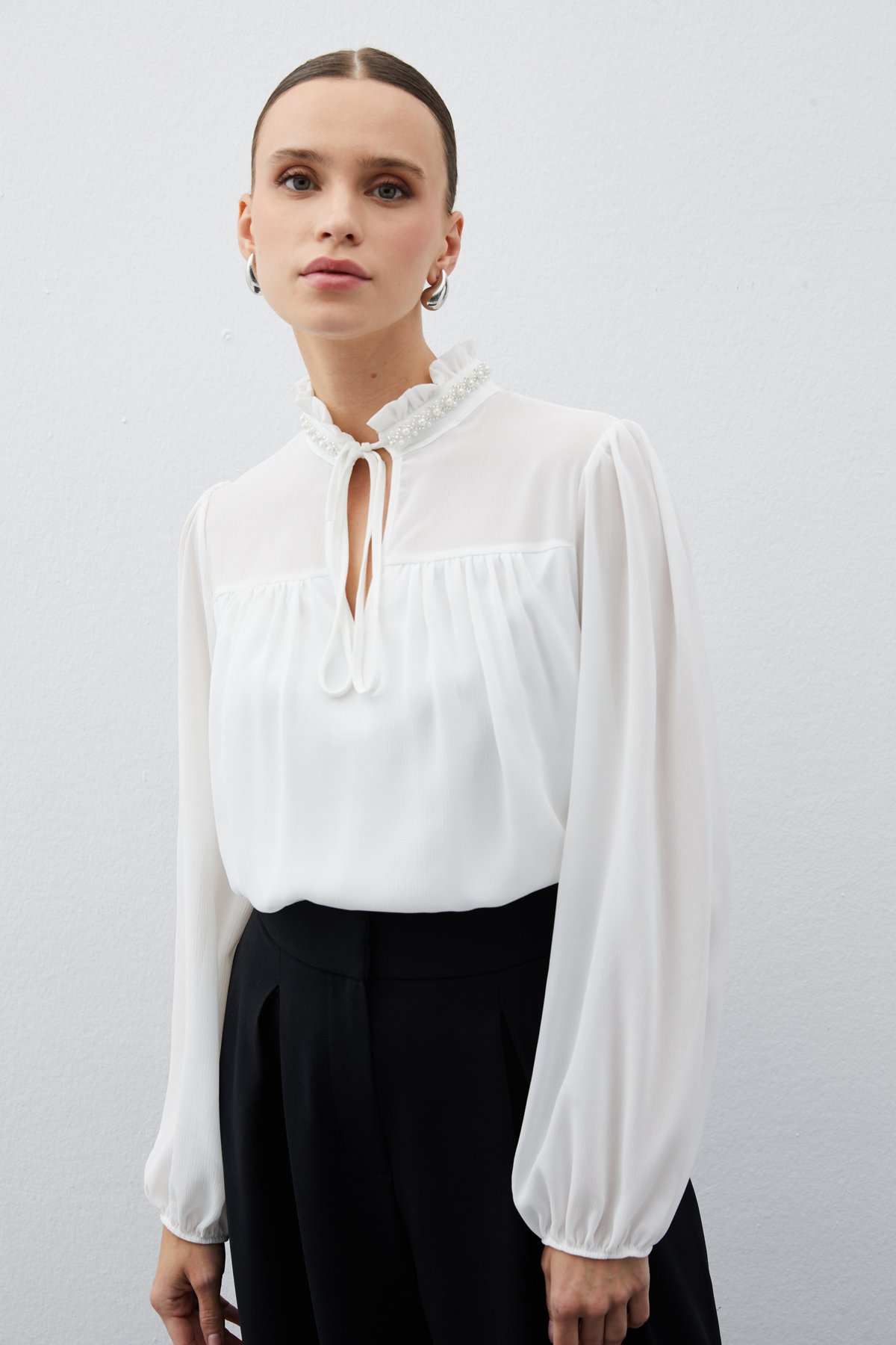 Aksesuar Detaylı Salaş Bluz - EKRU