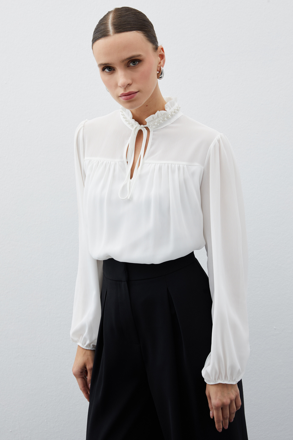 Aksesuar Detaylı Salaş Bluz - EKRU