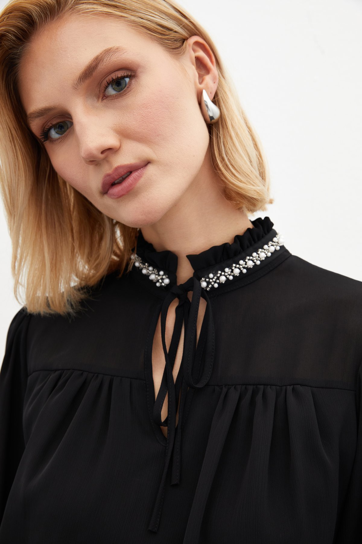 Aksesuar Detaylı Salaş Bluz - SİYAH