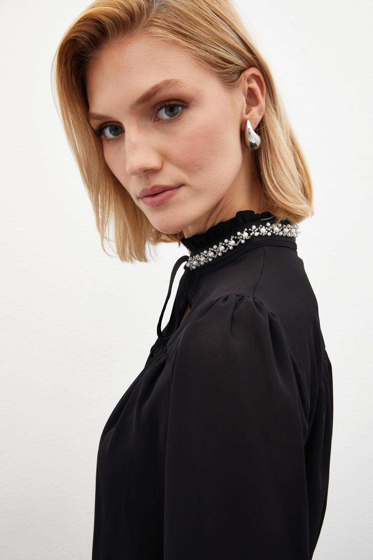 Aksesuar Detaylı Salaş Bluz - SİYAH