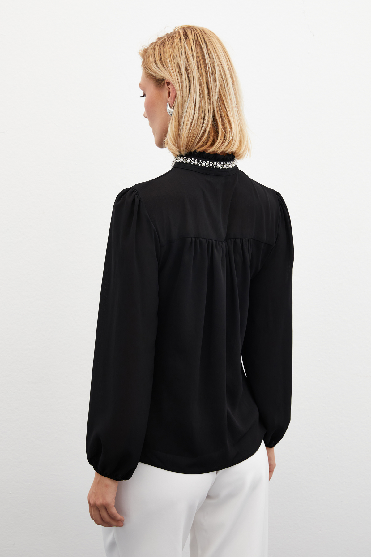 Aksesuar Detaylı Salaş Bluz - SİYAH