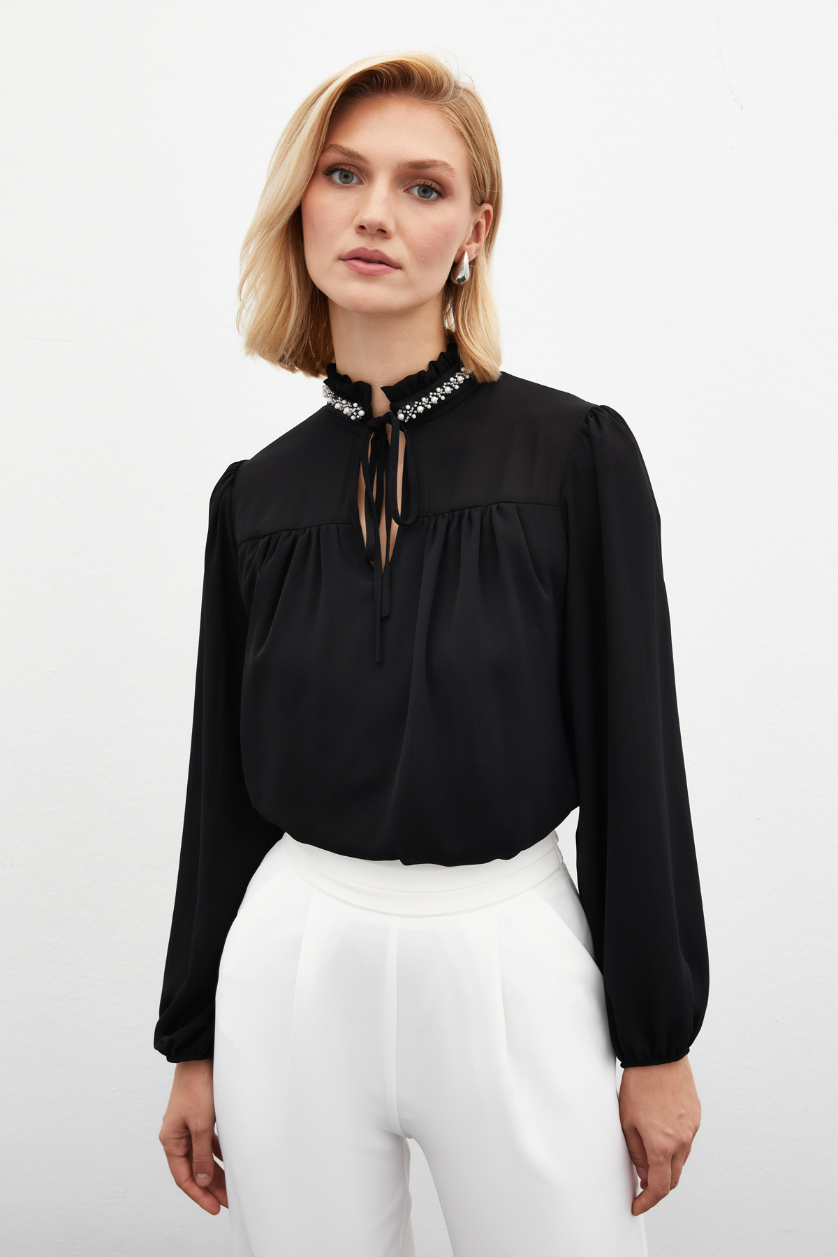 Aksesuar Detaylı Salaş Bluz - SİYAH