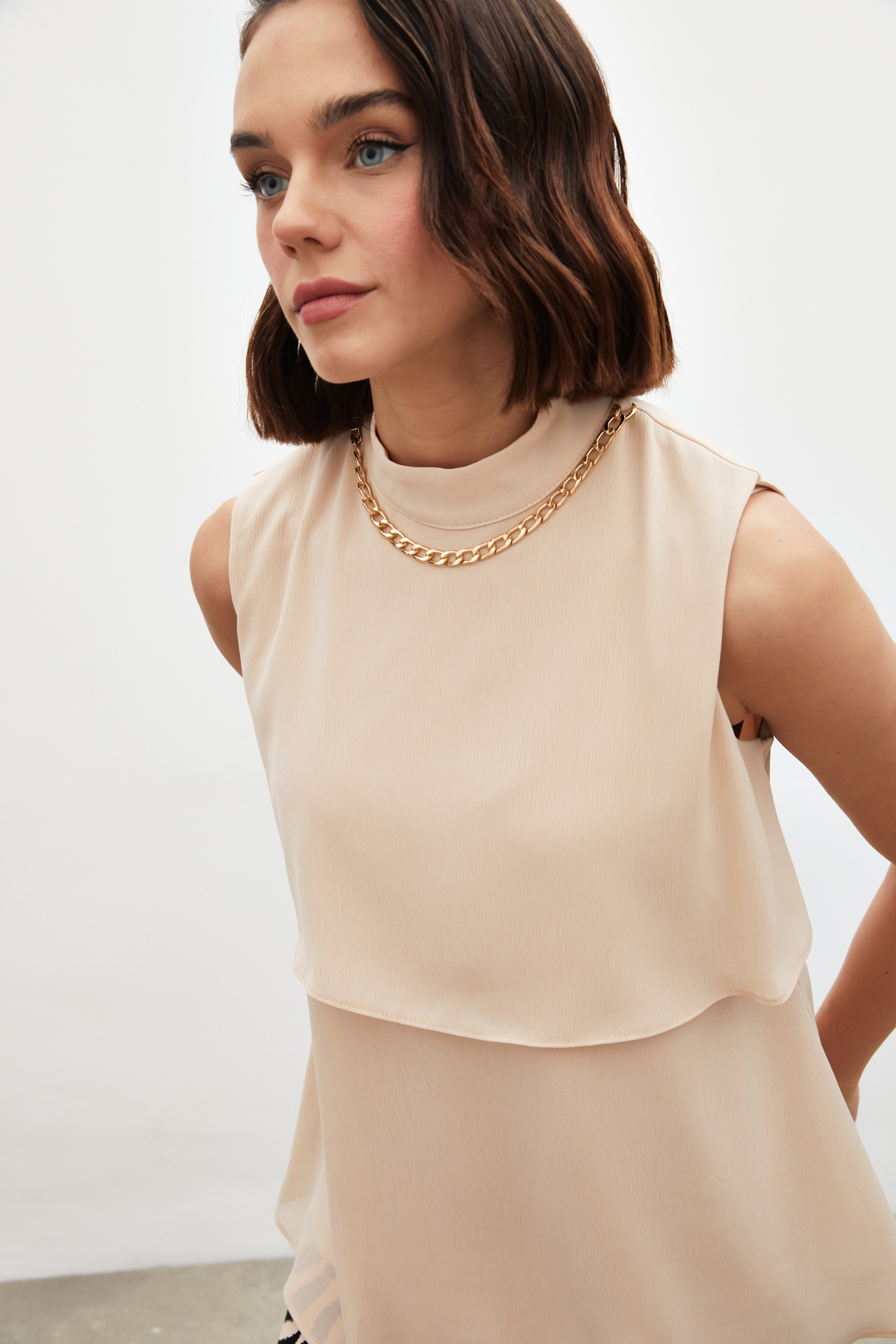 Aksesuar Detaylı Volanlı Bluz - BEJ