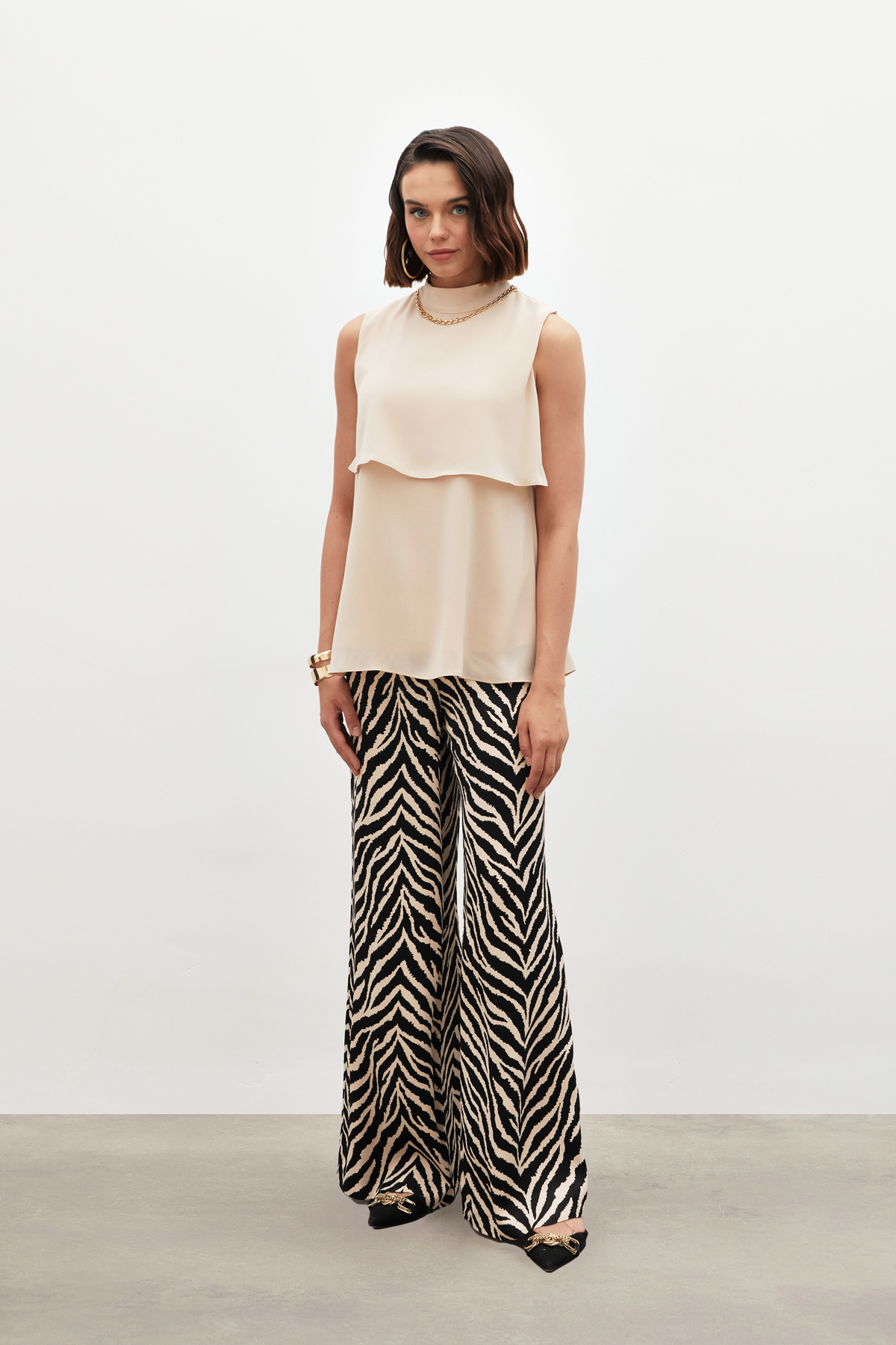 Aksesuar Detaylı Volanlı Bluz - BEJ