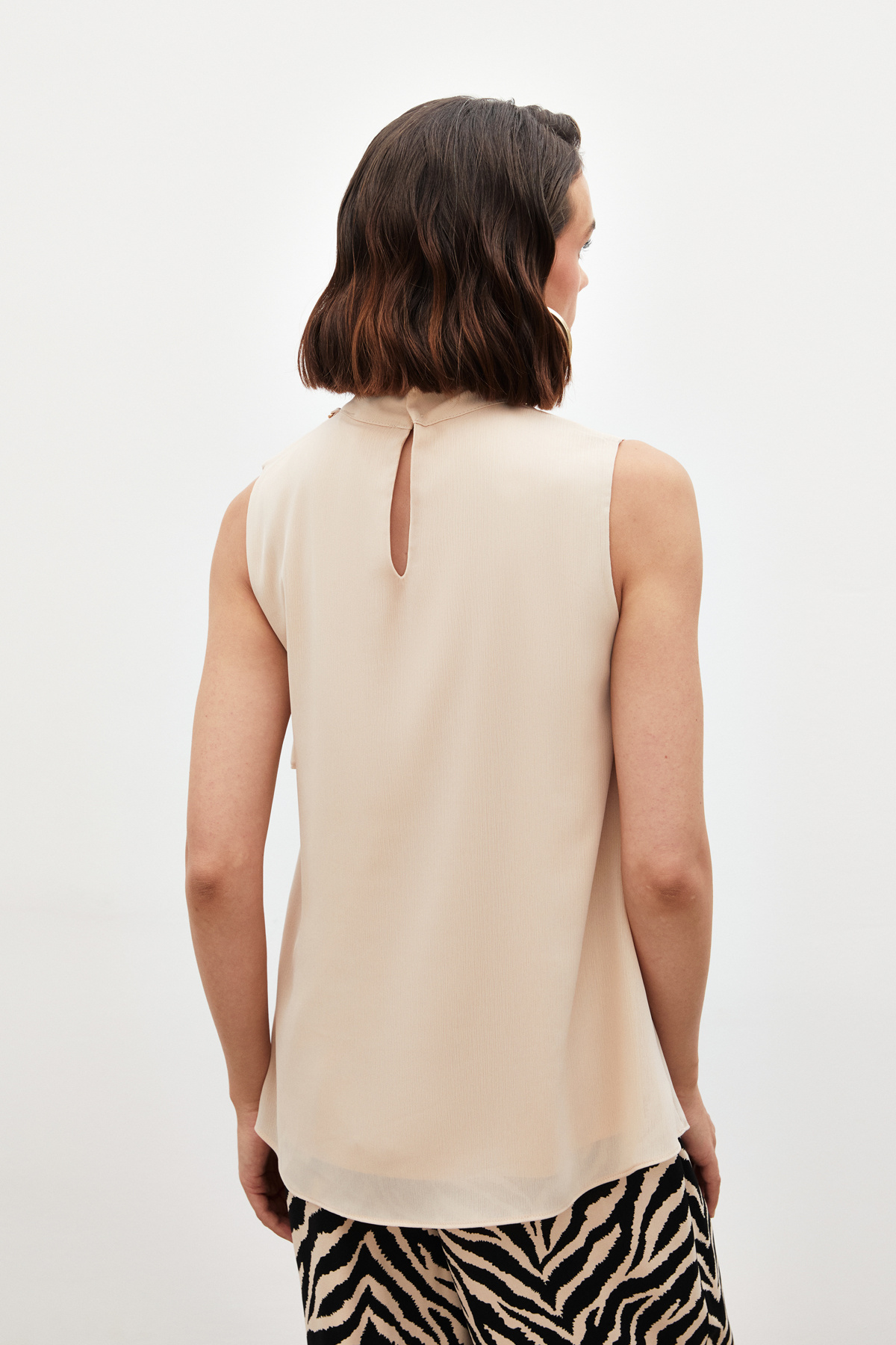 Aksesuar Detaylı Volanlı Bluz - BEJ