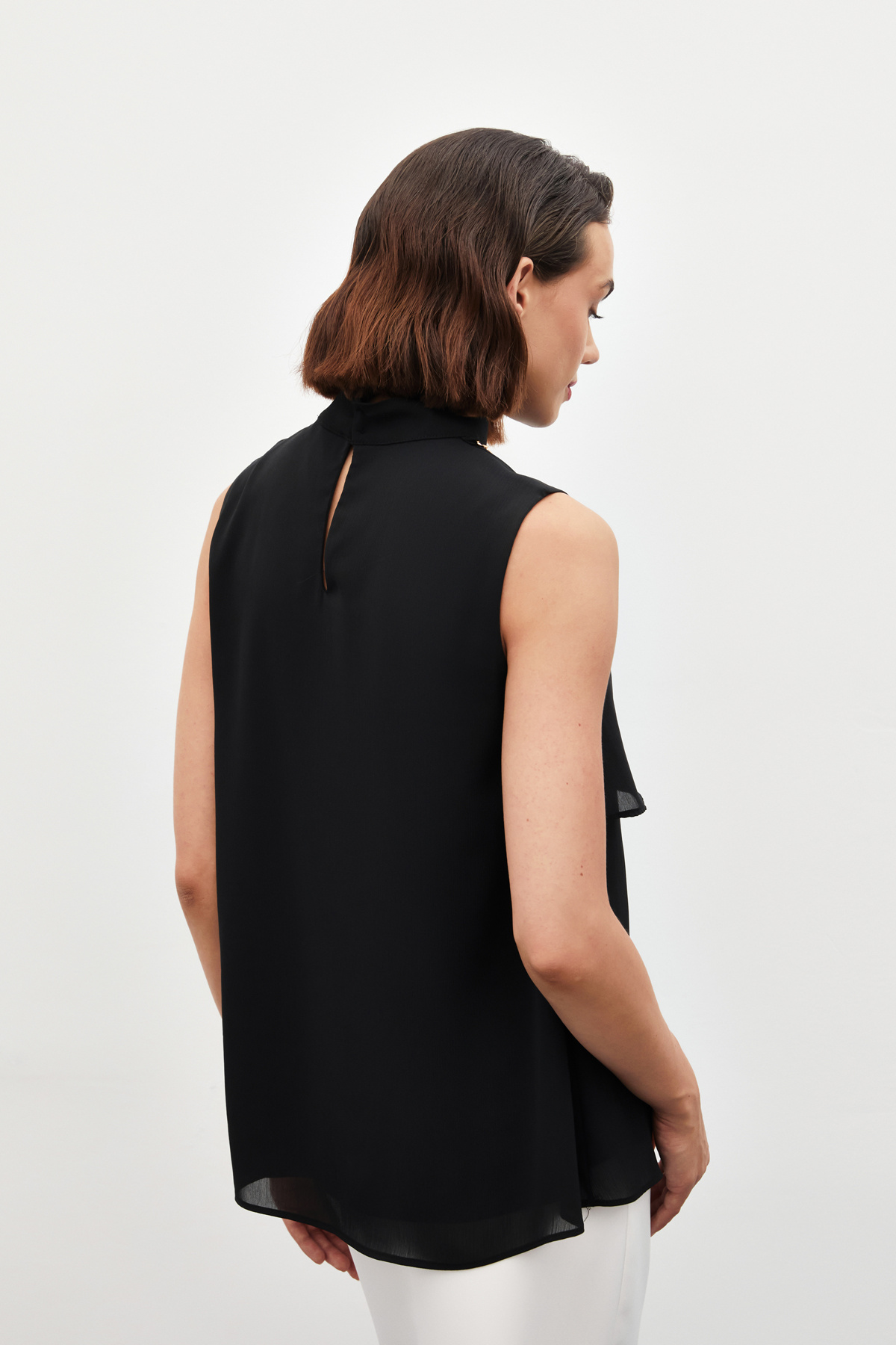 Aksesuar Detaylı Volanlı Bluz - SİYAH