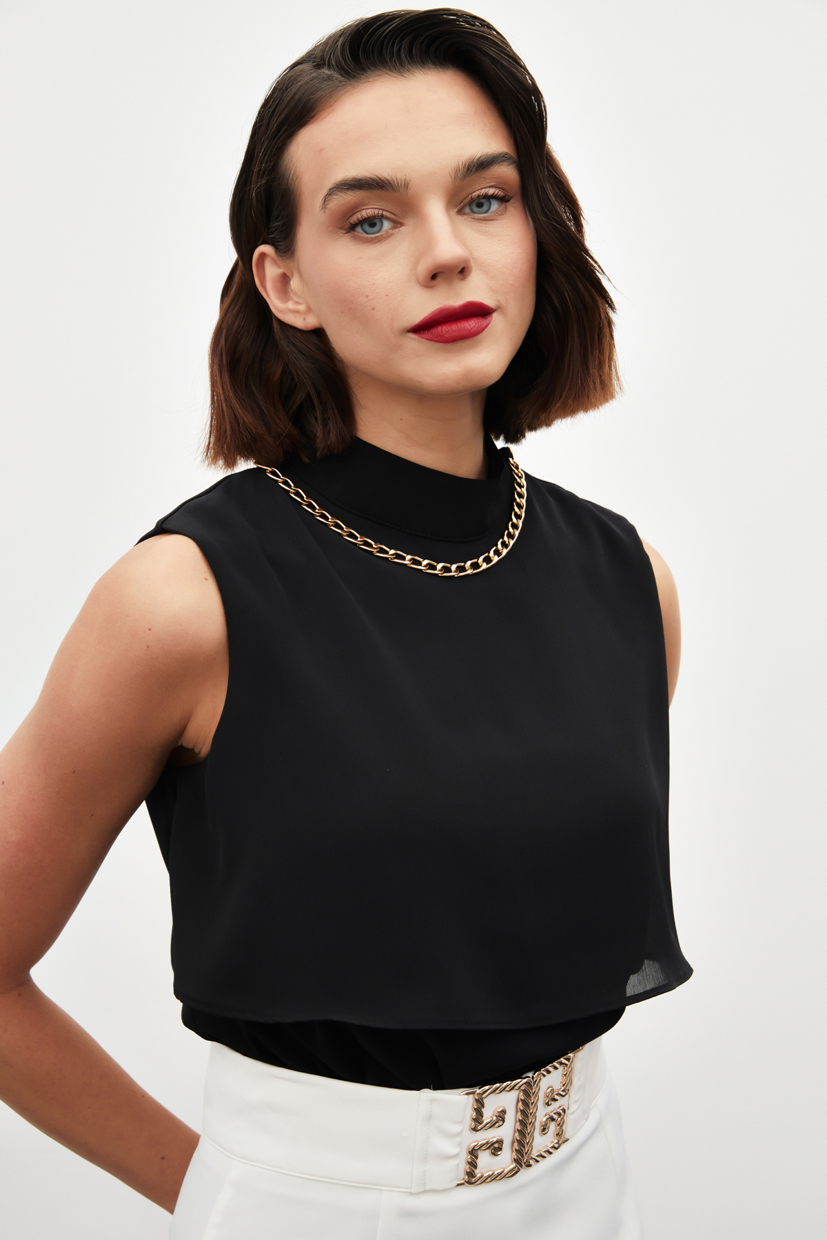 Aksesuar Detaylı Volanlı Bluz - SİYAH